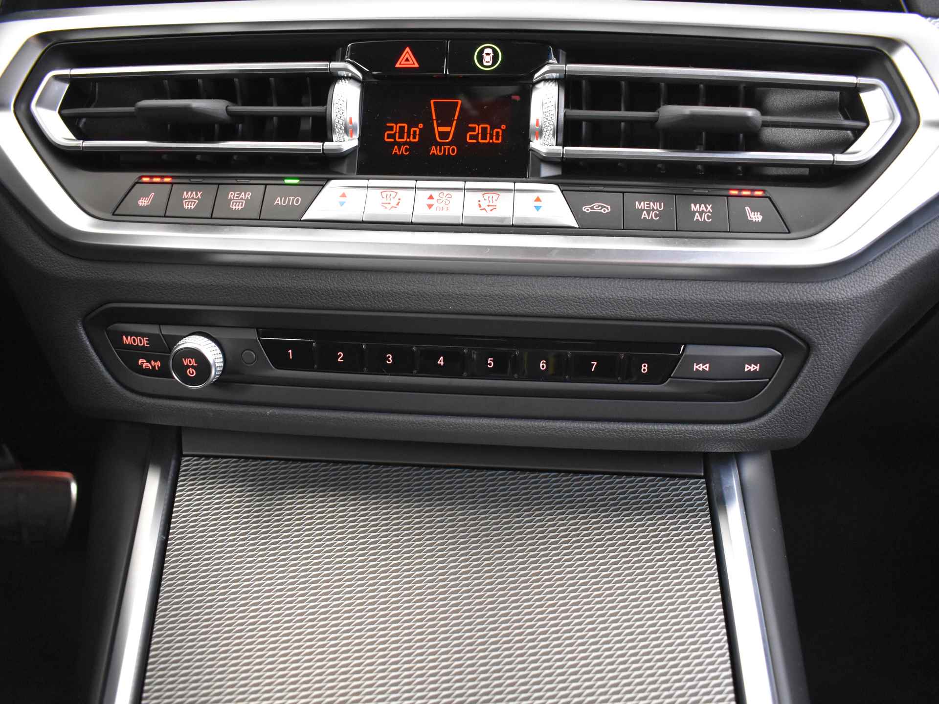 BMW 3 Serie Touring 330e High Executive M Sport Automaat / Trekhaak / Sportstoelen / Active Cruise Control / LED / Parking Assistant / Live Cockpit Professional - 26/49