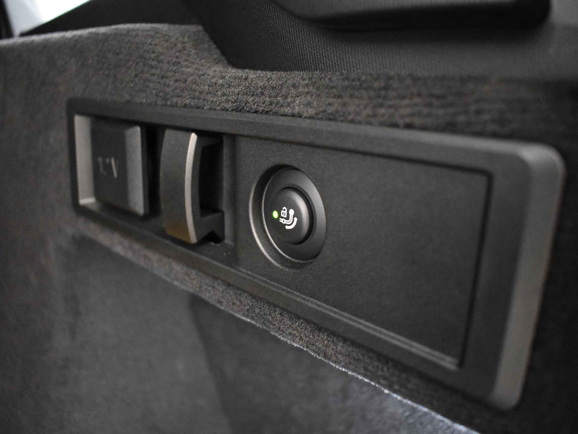BMW 3 Serie Touring 330e High Executive M Sport Automaat / Trekhaak / Sportstoelen / Active Cruise Control / LED / Parking Assistant / Live Cockpit Professional - 48/49