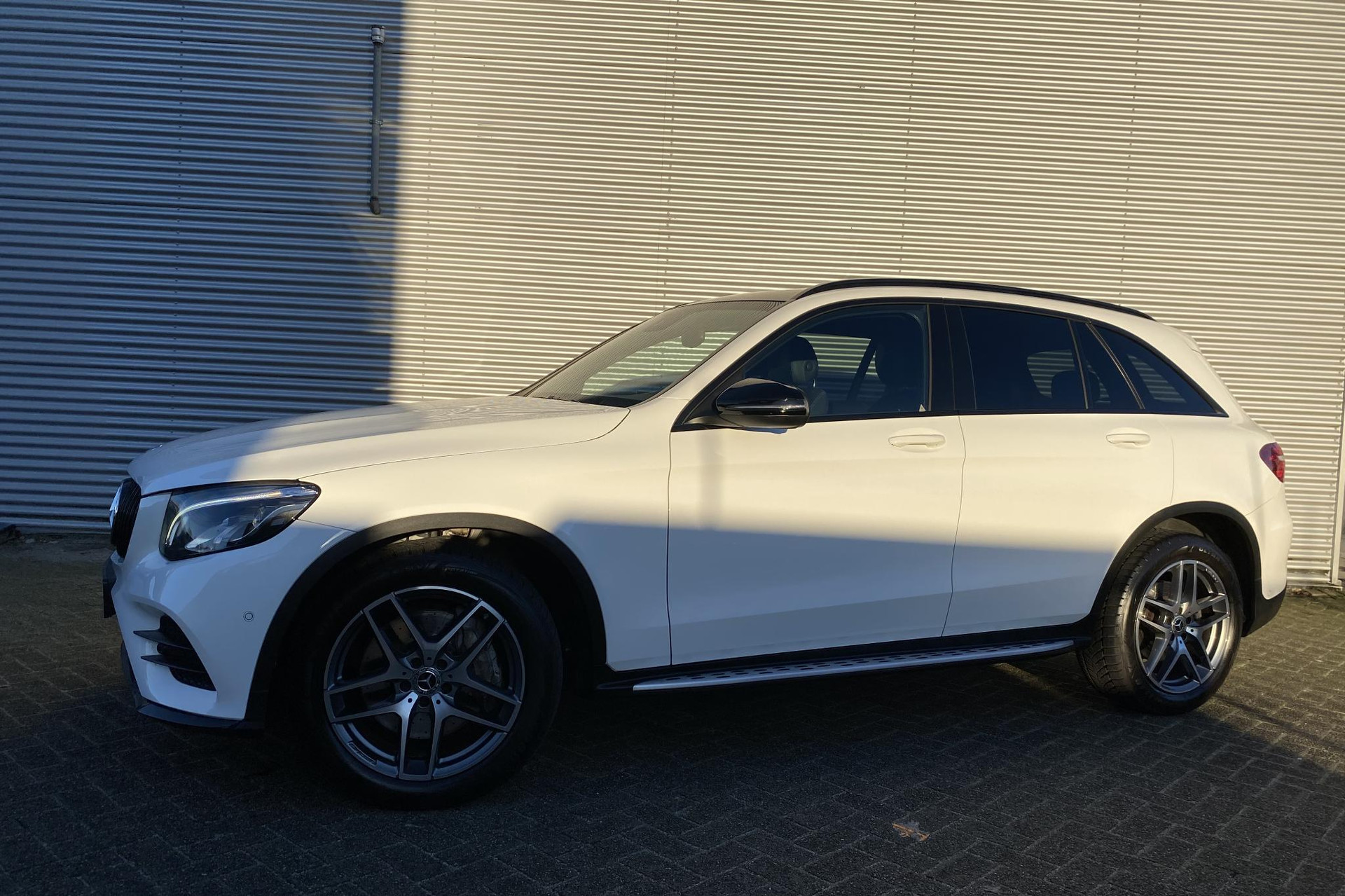 Mercedes-Benz GLC GLC 250 Automaat 4MATIC Business Solution AMG | Panoramadak | Sfeerverlichting | Stoelverwarming | Parktronic | LED | Trekhaak | Spiegelpakket