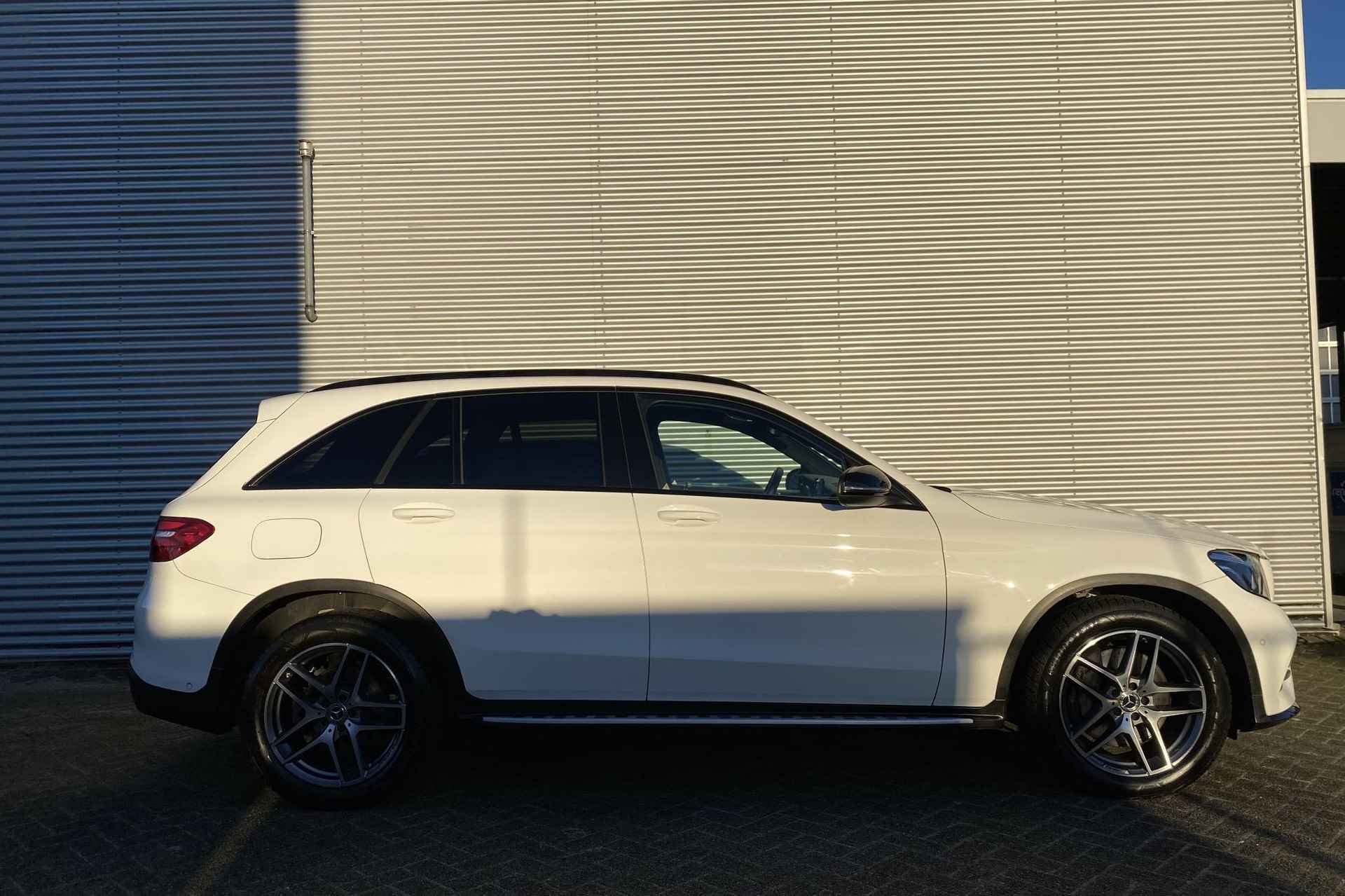 Mercedes-Benz GLC GLC 250 Automaat 4MATIC Business Solution AMG | Panoramadak | Sfeerverlichting | Stoelverwarming | Parktronic | LED | Trekhaak | Spiegelpakket - 2/44