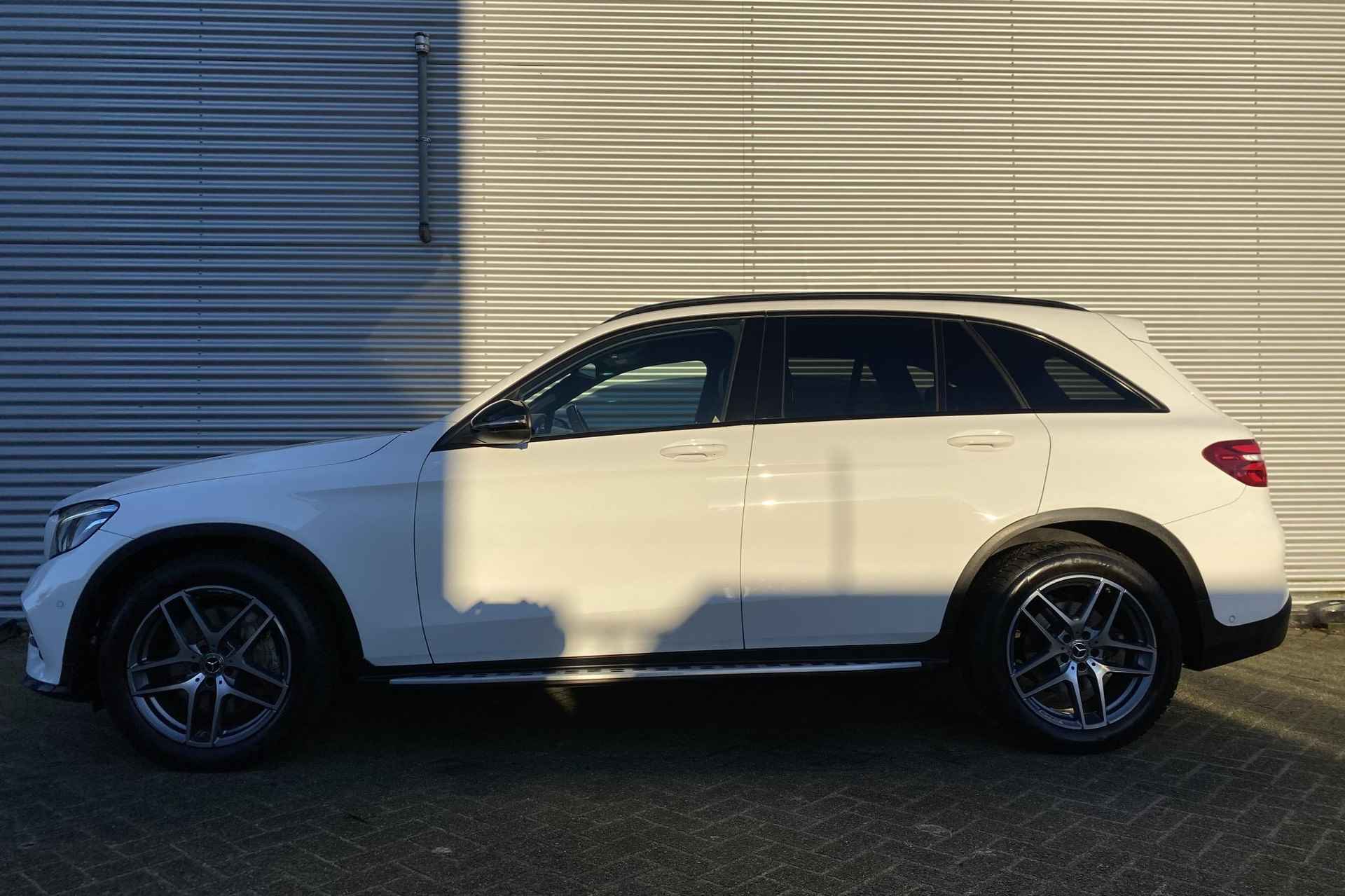 Mercedes-Benz GLC GLC 250 Automaat 4MATIC Business Solution AMG | Panoramadak | Sfeerverlichting | Stoelverwarming | Parktronic | LED | Trekhaak | Spiegelpakket - 4/44