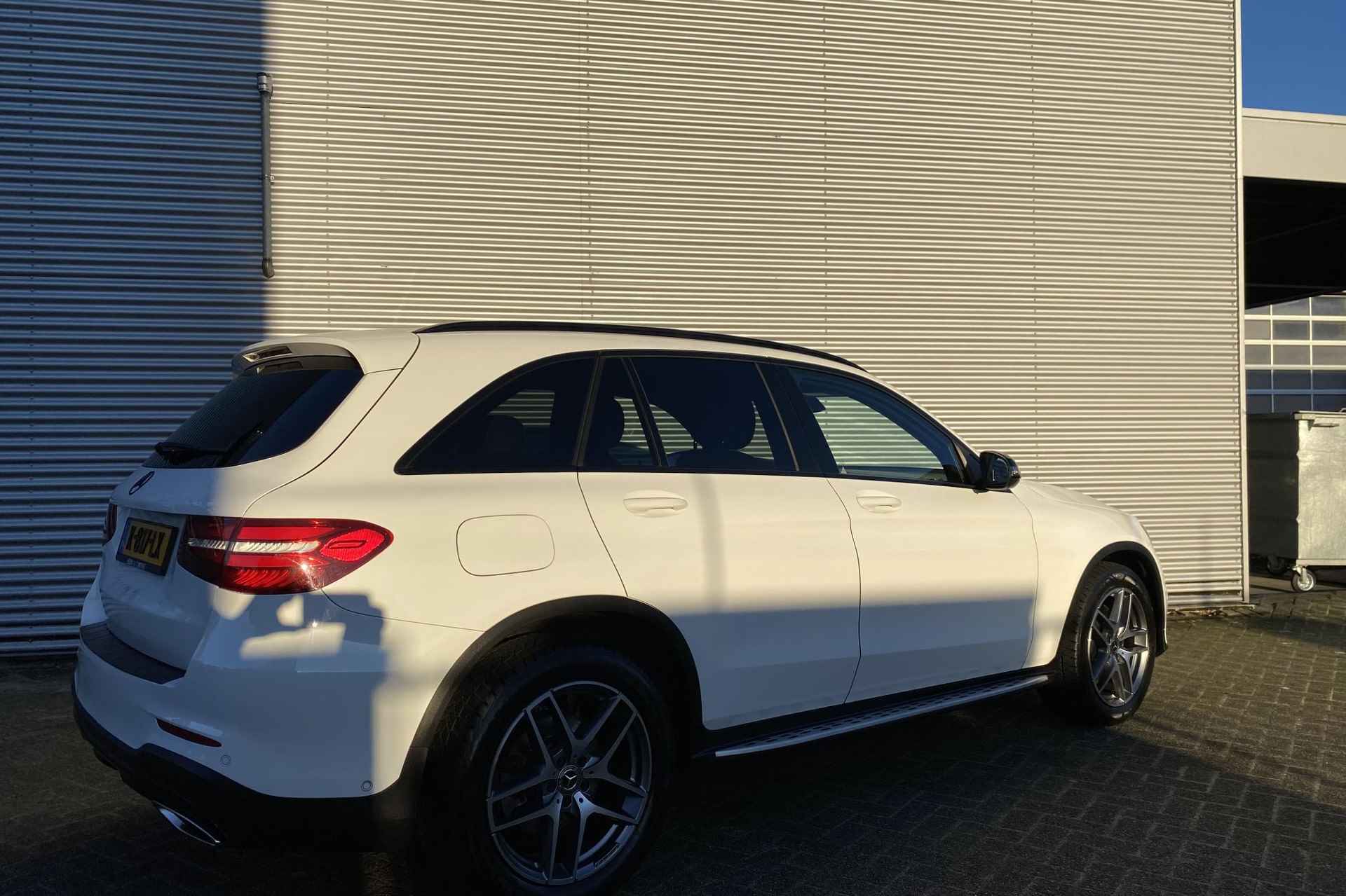 Mercedes-Benz GLC GLC 250 Automaat 4MATIC Business Solution AMG | Panoramadak | Sfeerverlichting | Stoelverwarming | Parktronic | LED | Trekhaak | Spiegelpakket - 5/44