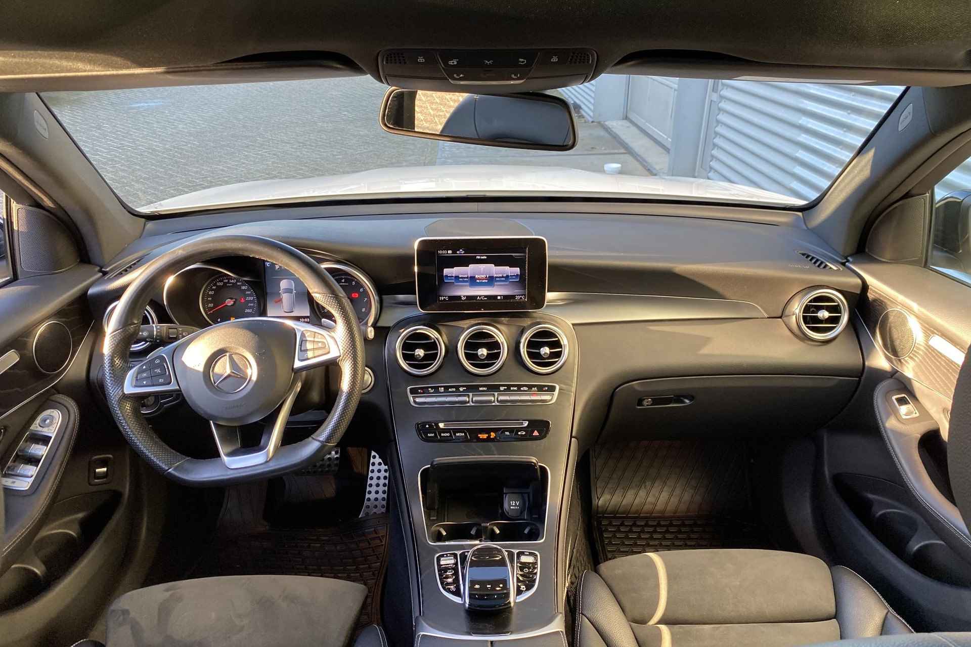 Mercedes-Benz GLC GLC 250 Automaat 4MATIC Business Solution AMG | Panoramadak | Sfeerverlichting | Stoelverwarming | Parktronic | LED | Trekhaak | Spiegelpakket - 8/44