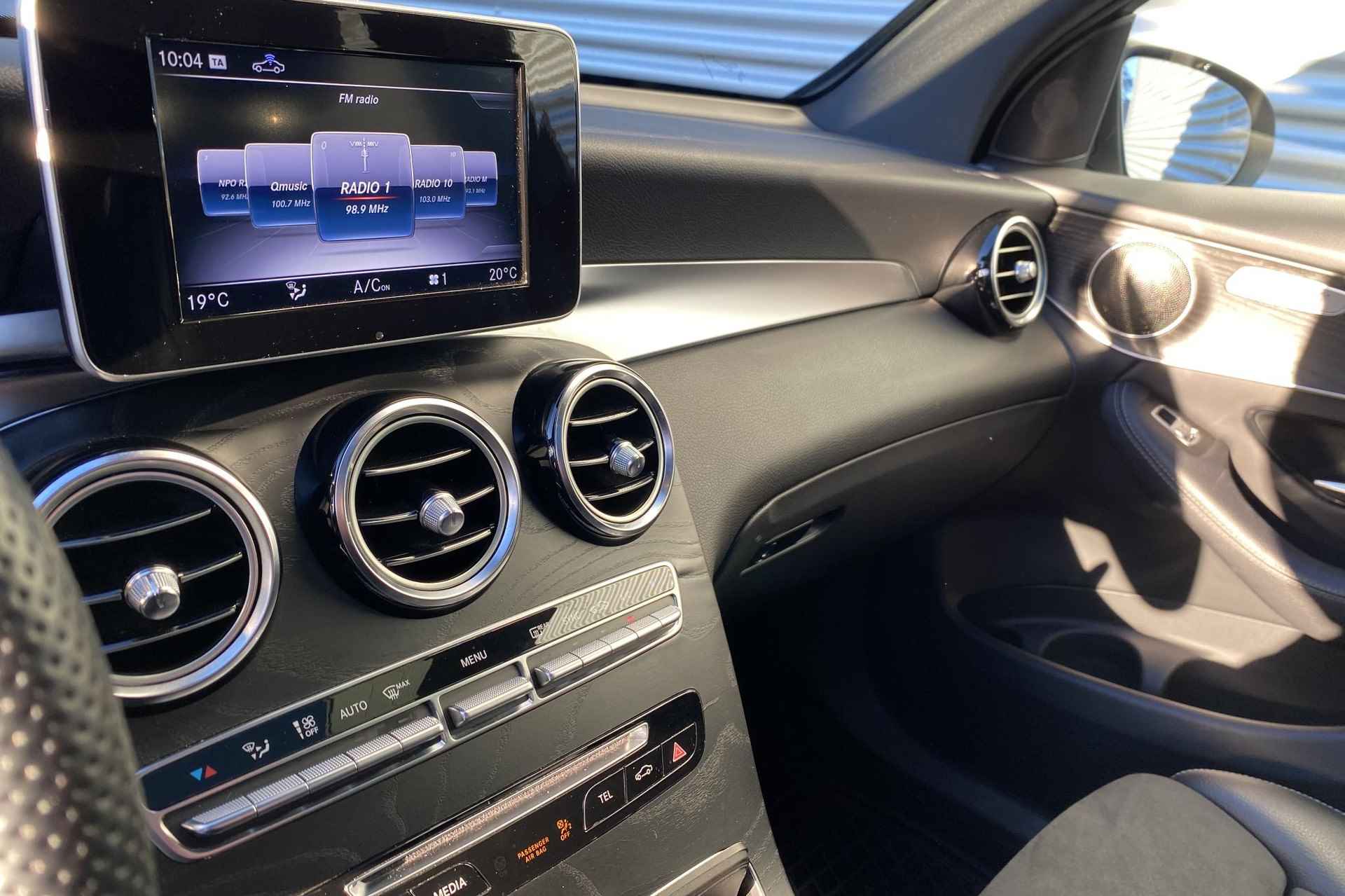 Mercedes-Benz GLC GLC 250 Automaat 4MATIC Business Solution AMG | Panoramadak | Sfeerverlichting | Stoelverwarming | Parktronic | LED | Trekhaak | Spiegelpakket - 23/44