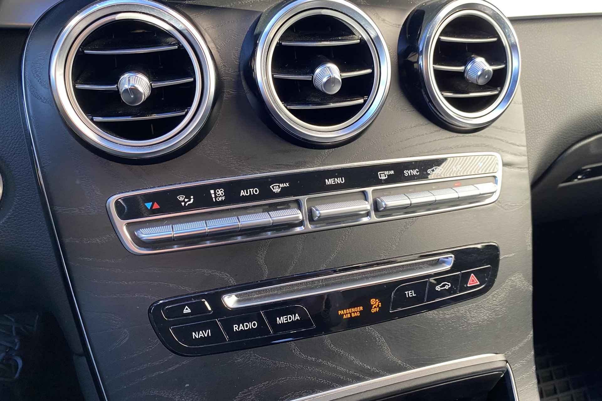 Mercedes-Benz GLC GLC 250 Automaat 4MATIC Business Solution AMG | Panoramadak | Sfeerverlichting | Stoelverwarming | Parktronic | LED | Trekhaak | Spiegelpakket - 24/44