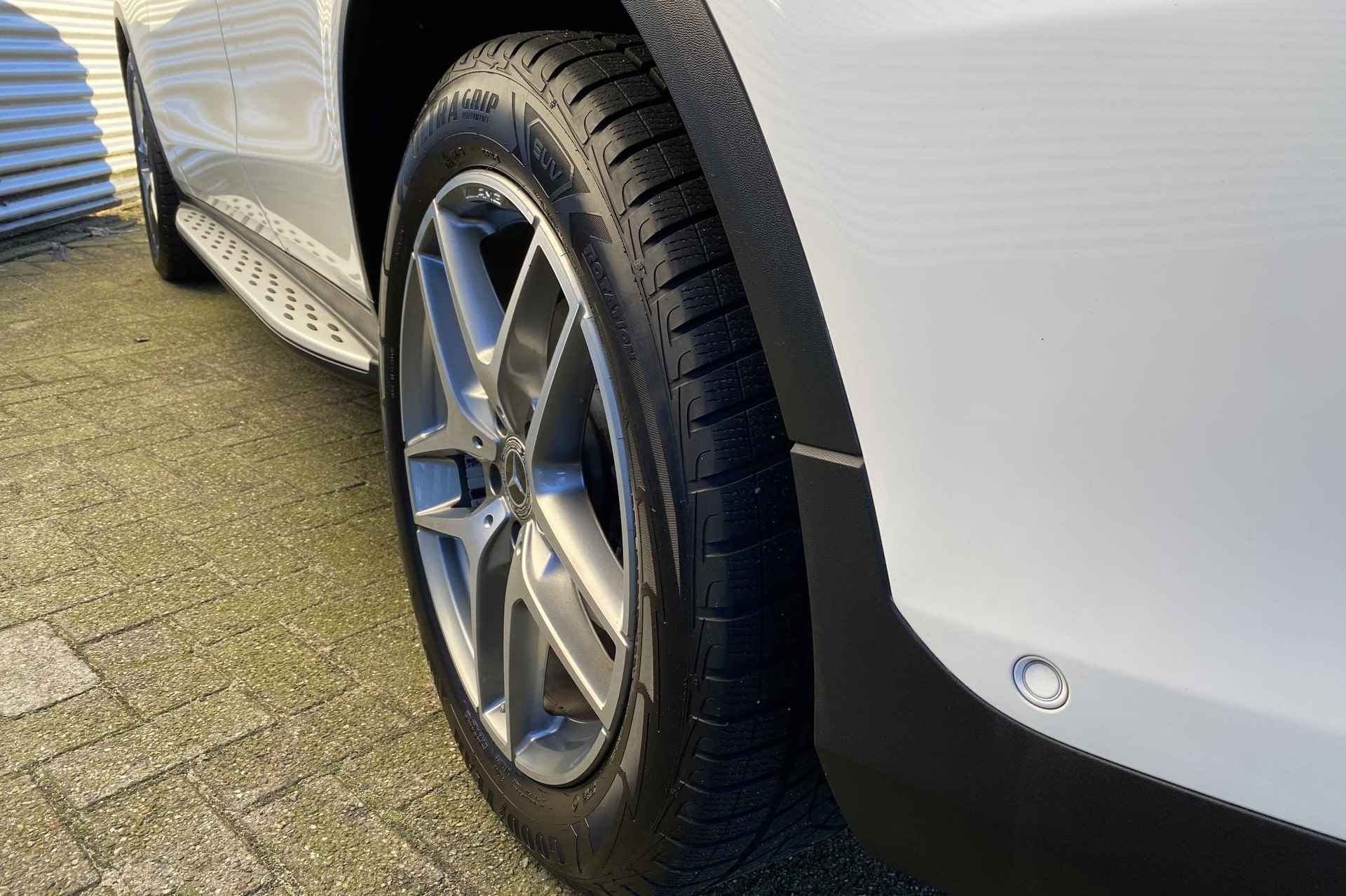 Mercedes-Benz GLC GLC 250 Automaat 4MATIC Business Solution AMG | Panoramadak | Sfeerverlichting | Stoelverwarming | Parktronic | LED | Trekhaak | Spiegelpakket - 32/44