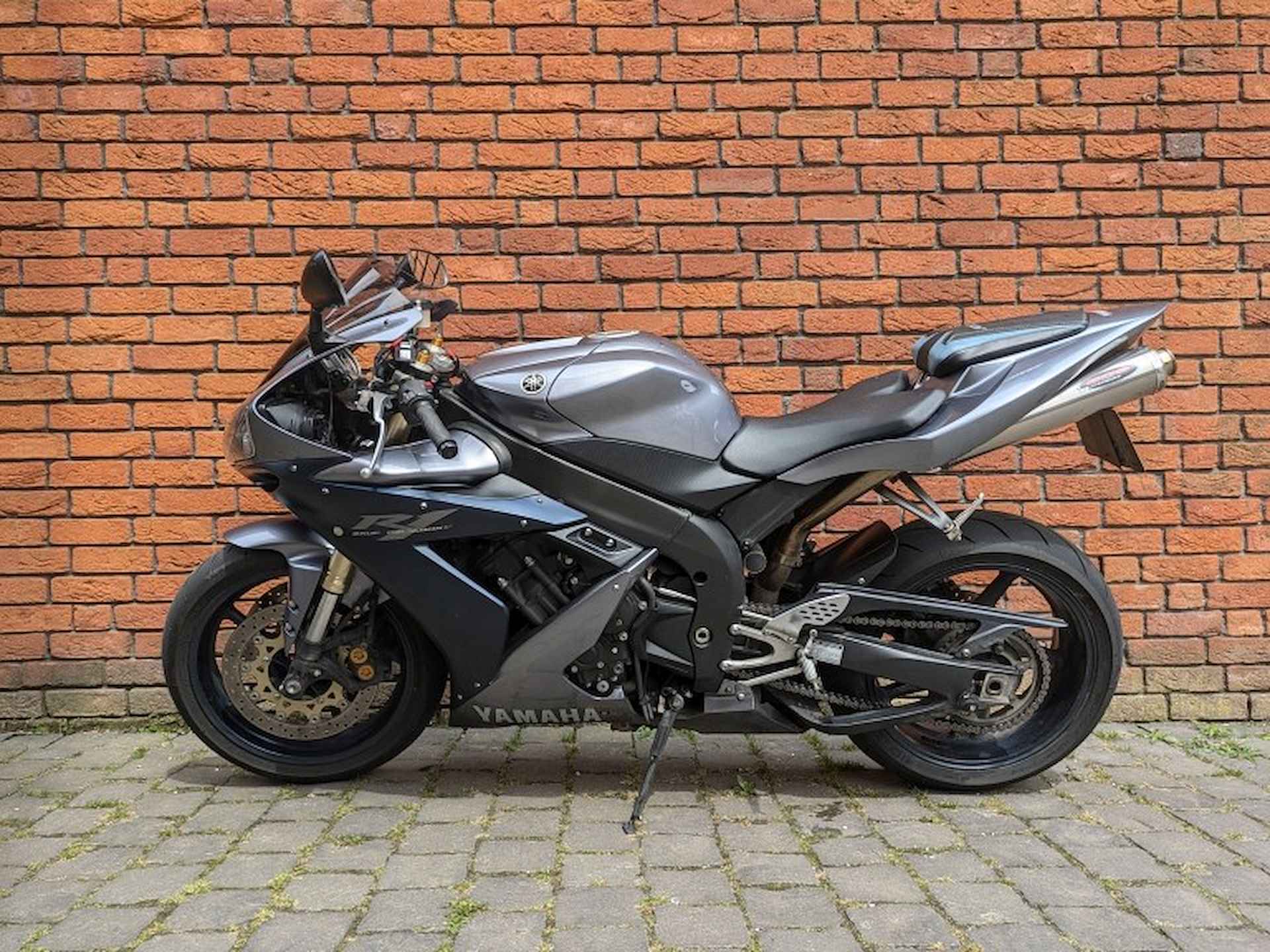 Yamaha YZF-R1 - 2/12