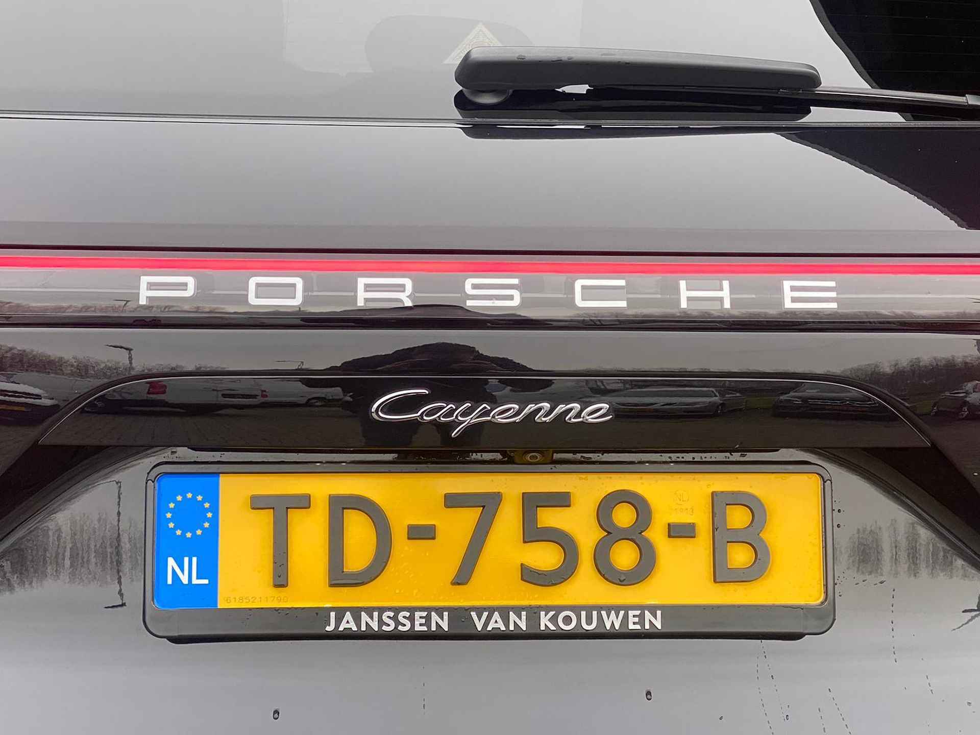 Porsche Cayenne 3.0 E-Hybrid / Pano / Luchtvering / Trekhaak / Sport Chrono - 38/42