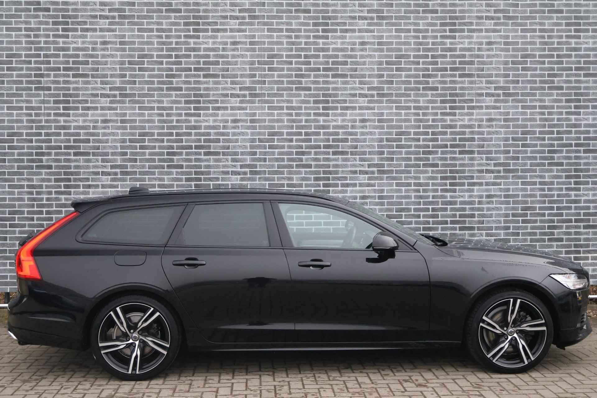 Volvo V90 2.0 T8 AWD R-Design | Trekhaak | Luchtvering | Harman/Kardon | Camera - 4/33