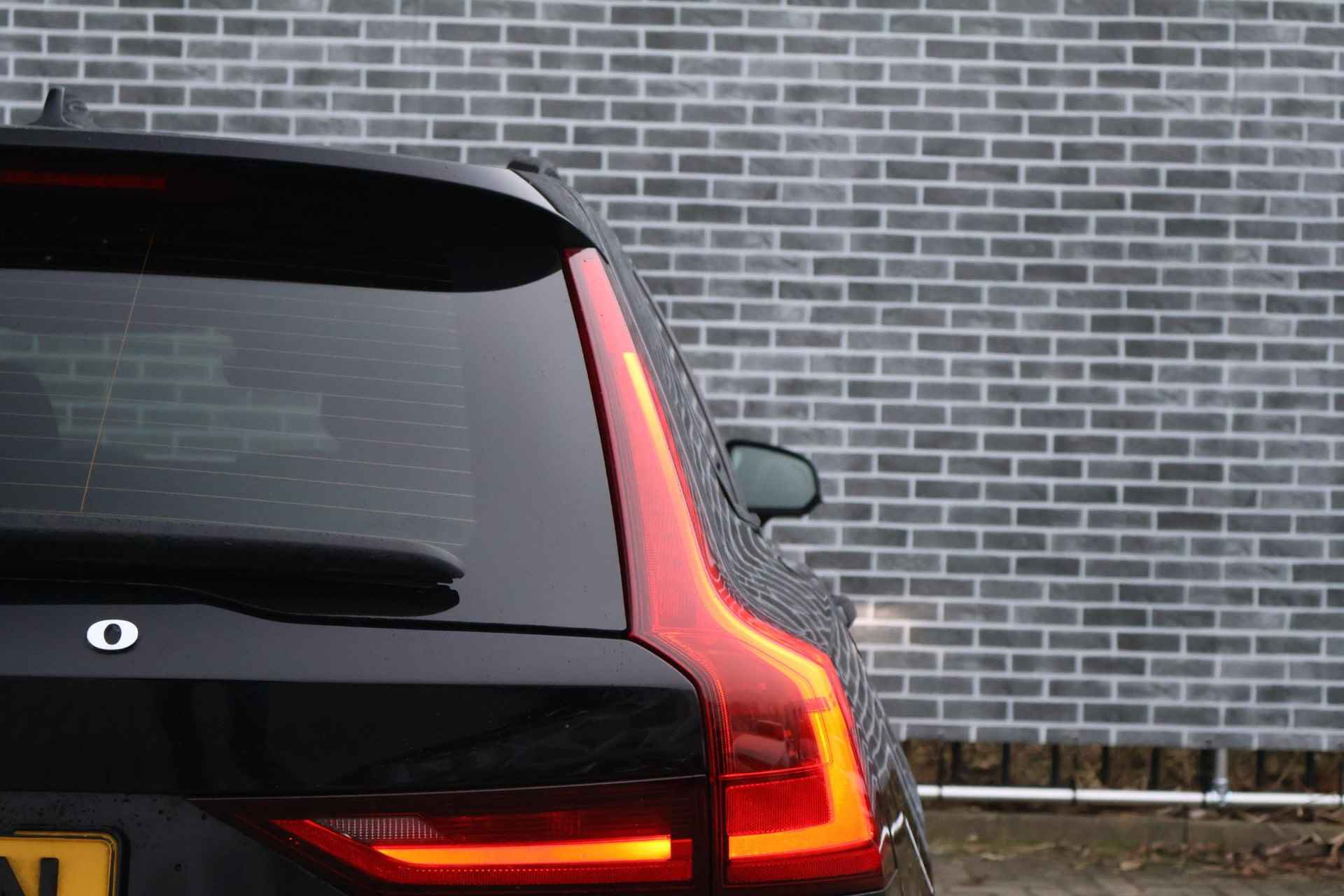 Volvo V90 2.0 T8 AWD R-Design | Trekhaak | Luchtvering | Harman/Kardon | Camera - 11/33