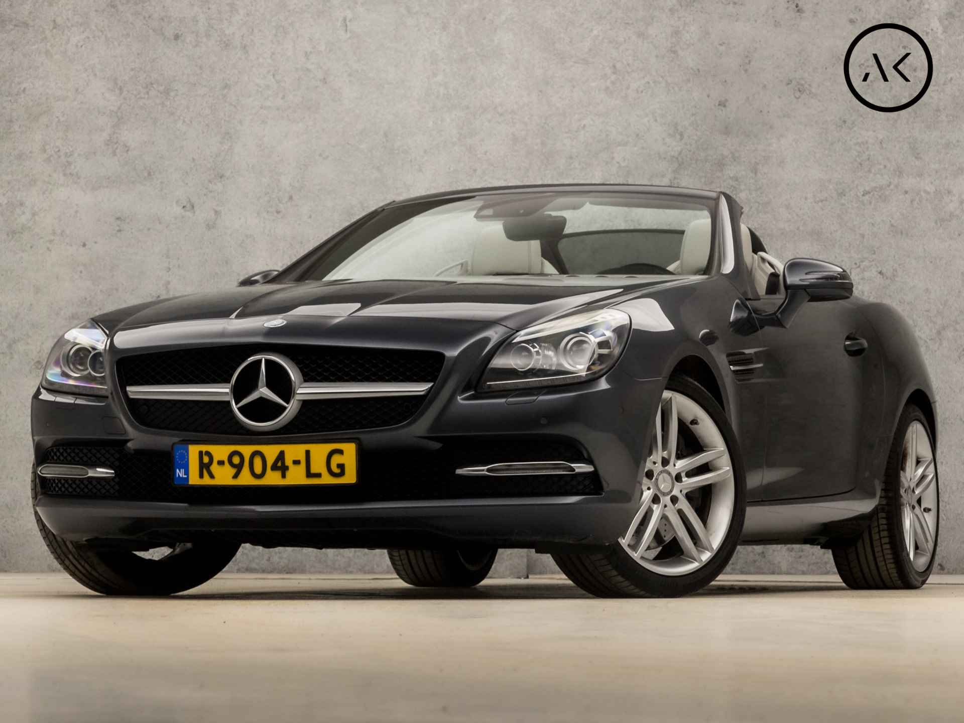 Mercedes-Benz SLK 250 AMG Sport 204Pk Automaat (NEK VERWARMING, NAVIGATIE, KUIPSTOELEN ELEKTRISCH, LEDER, HARMAN/KARDON, CRUISE, XENON, ZWART HEMEL, NIEUWSTAAT)