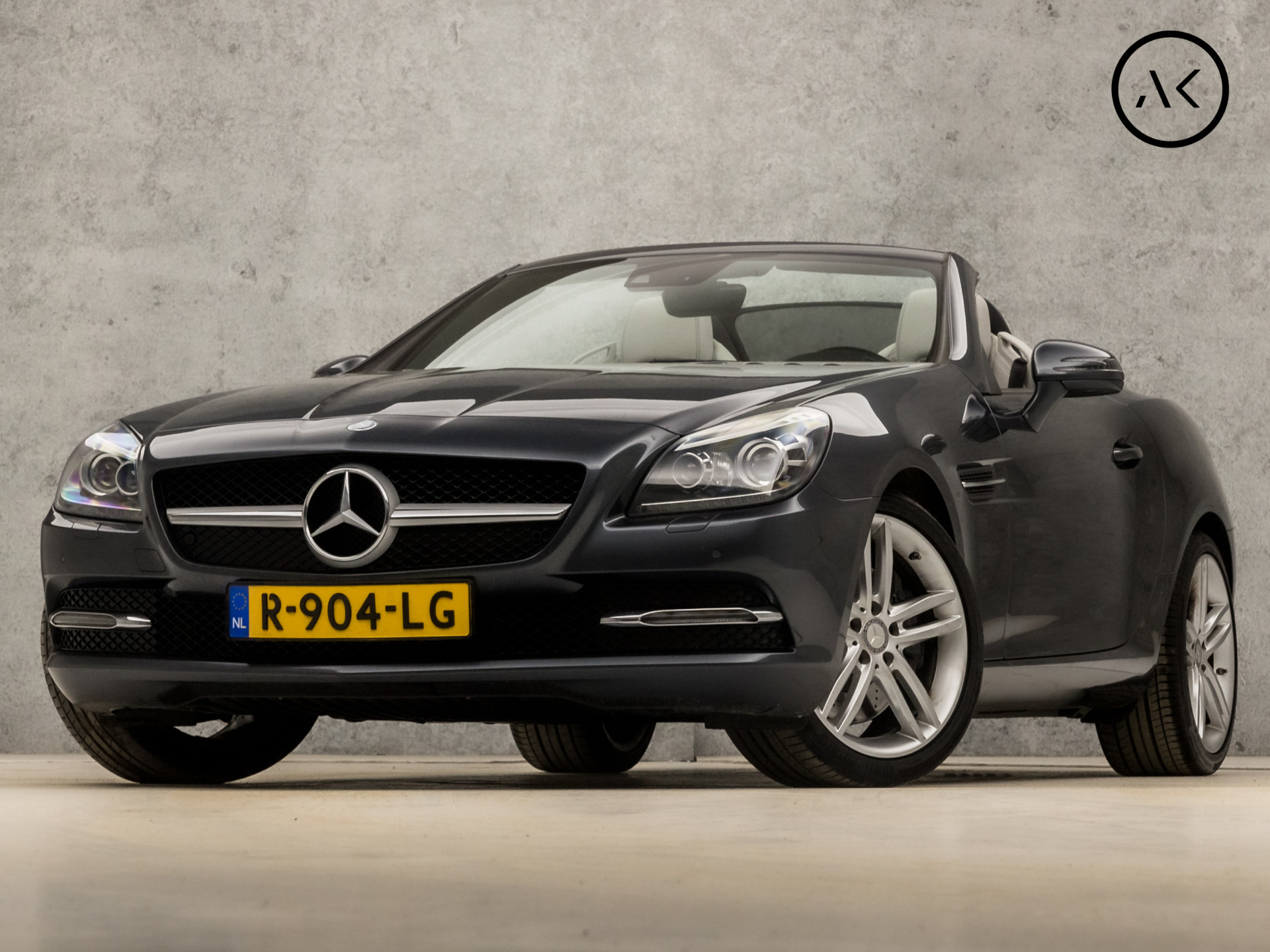 Mercedes-Benz SLK 250 CarbonLOOK Edition 204Pk Automaat (NAVIGATIE, MEMORY SEATS, LEDER, HARMAN/KARDON, NEKVERWARMING, SPORTSTOELEN, CRUISE, XENON, ZWART HEMEL, NIEUWSTAAT)