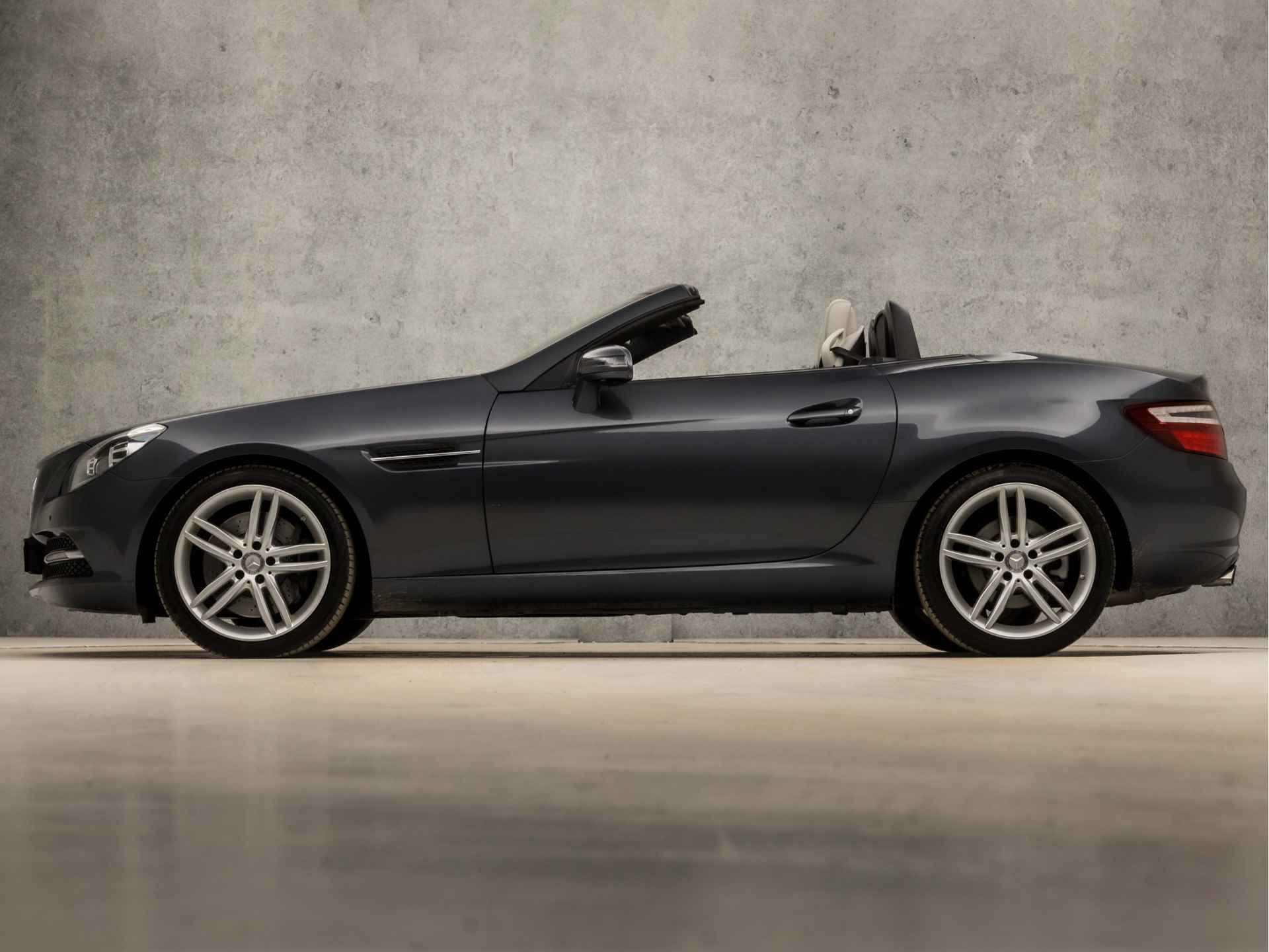 Mercedes-Benz SLK 250 CarbonLOOK Edition 204Pk Automaat (NAVIGATIE, MEMORY SEATS, LEDER, HARMAN/KARDON, NEKVERWARMING, SPORTSTOELEN, CRUISE, XENON, ZWART HEMEL, NIEUWSTAAT) - 2/33