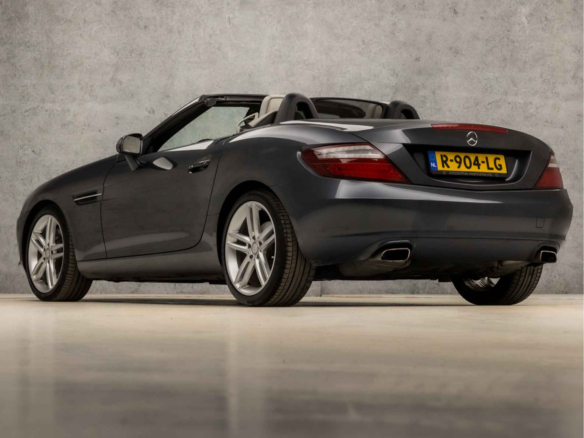 Mercedes-Benz SLK 250 CarbonLOOK Edition 204Pk Automaat (NAVIGATIE, MEMORY SEATS, LEDER, HARMAN/KARDON, NEKVERWARMING, SPORTSTOELEN, CRUISE, XENON, ZWART HEMEL, NIEUWSTAAT) - 3/33