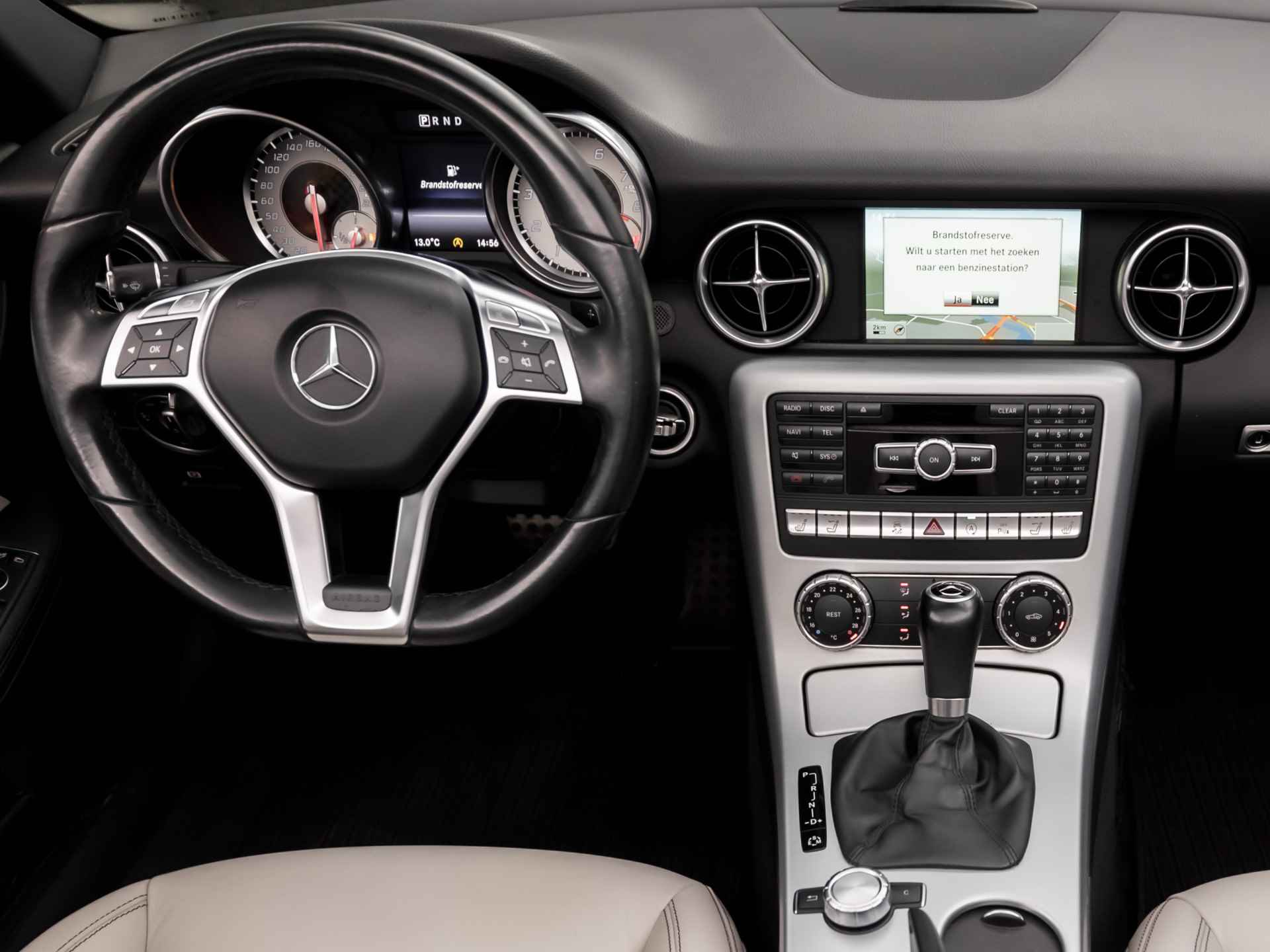 Mercedes-Benz SLK 250 CarbonLOOK Edition 204Pk Automaat (NAVIGATIE, MEMORY SEATS, LEDER, HARMAN/KARDON, NEKVERWARMING, SPORTSTOELEN, CRUISE, XENON, ZWART HEMEL, NIEUWSTAAT) - 7/33