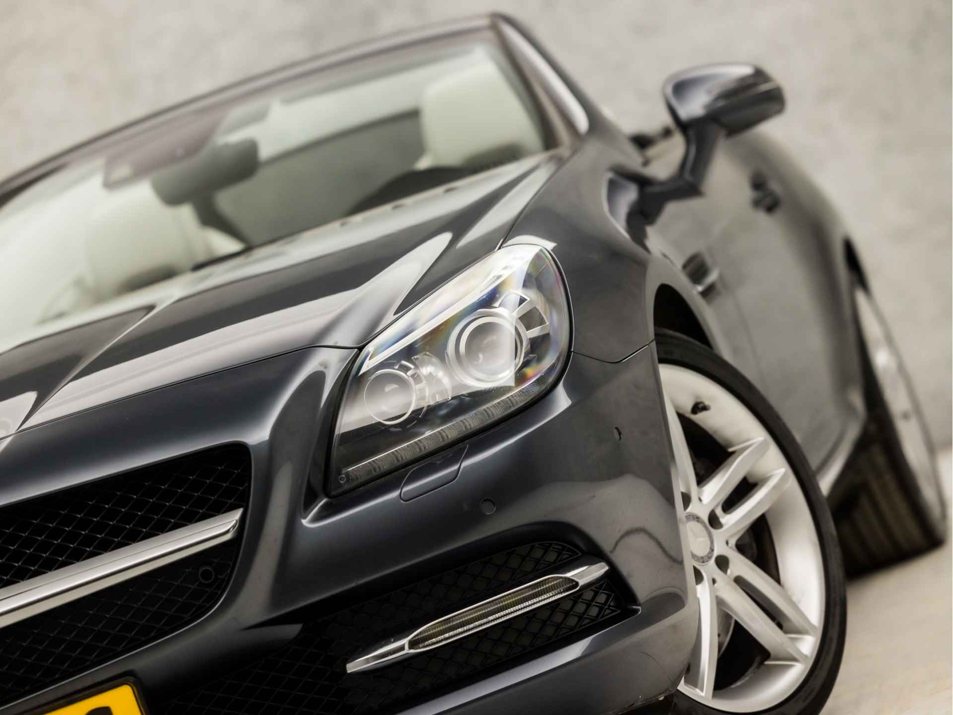 Mercedes-Benz SLK 250 CarbonLOOK Edition 204Pk Automaat (NAVIGATIE, MEMORY SEATS, LEDER, HARMAN/KARDON, NEKVERWARMING, SPORTSTOELEN, CRUISE, XENON, ZWART HEMEL, NIEUWSTAAT) - 16/33