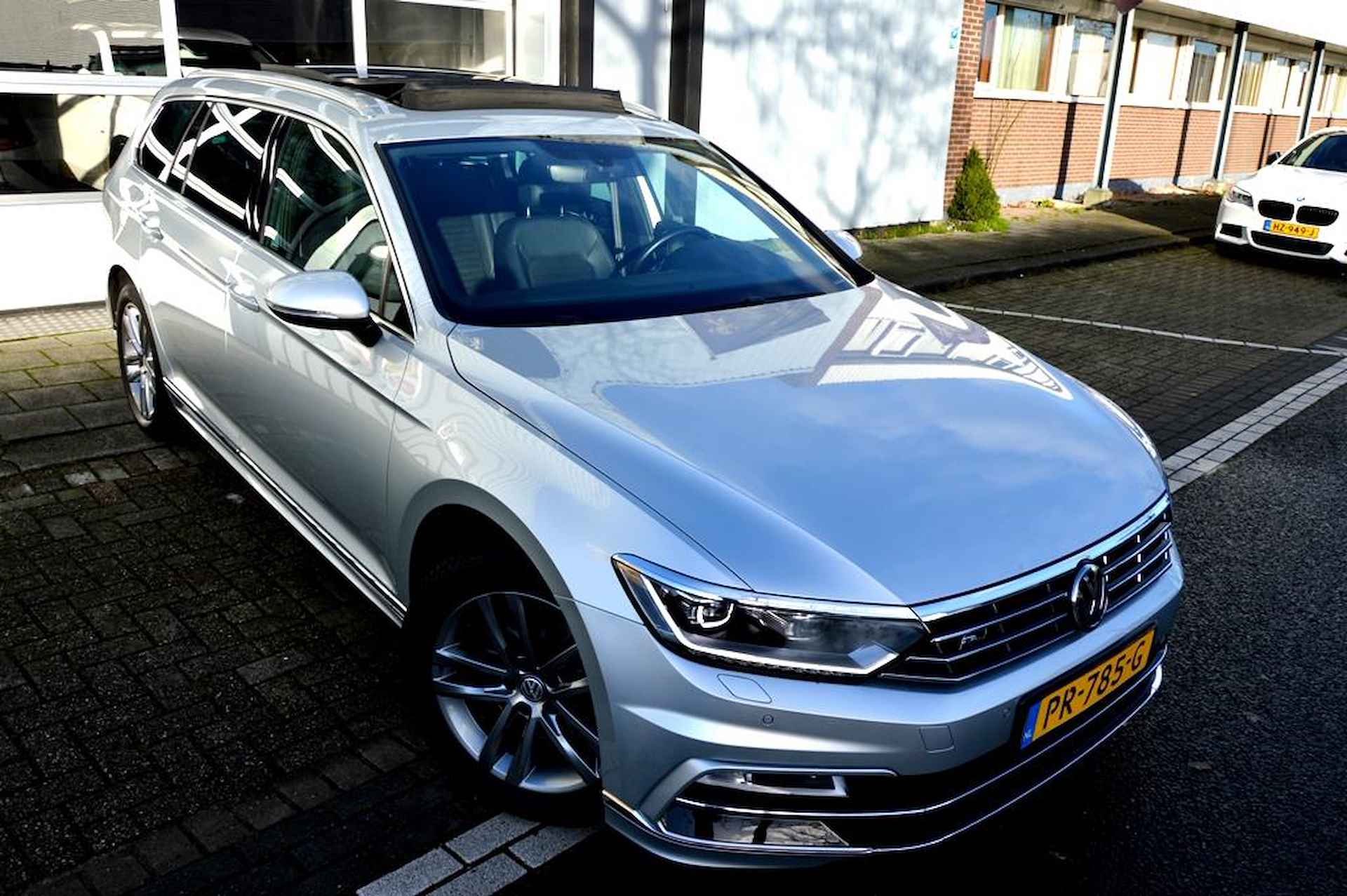 Volkswagen Passat Variant Highline R LEER/NAVI/CAM360º/PANO - 5/45