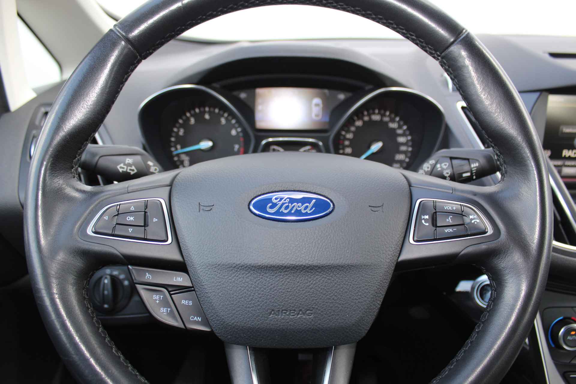 Ford C-MAX 1.0-125pk Titanium. Uiterst nette wagen, hoge/comfortabele in- en uitstap. Volautm. airco dual, cruise cntrl, trekhaak, metallic lak, parkeersensoren v+a etc.LM wielen, multi functioneel stuurwiel, verwarmd voorraam, inklapbare spiegels etc. - 19/43