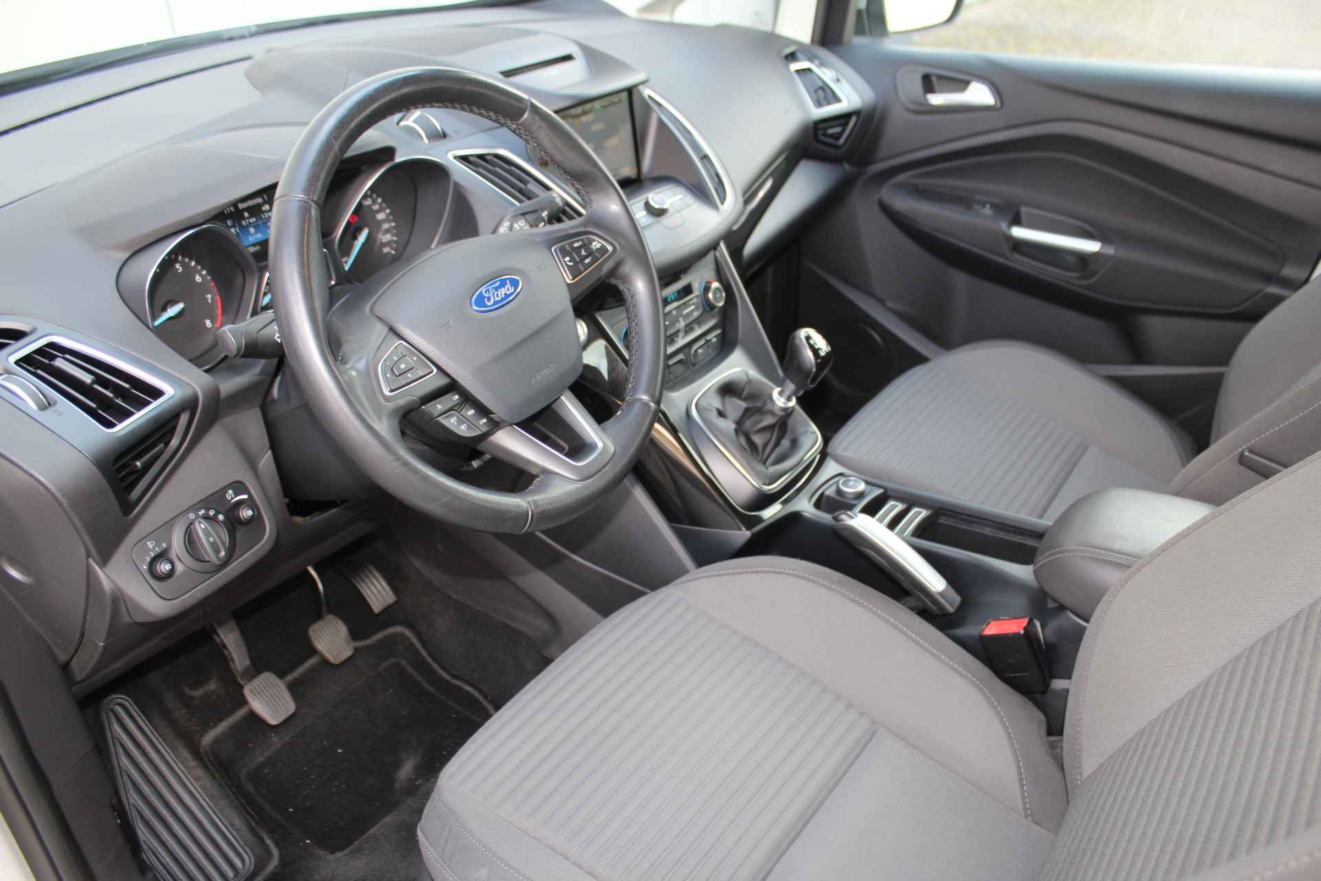 Ford C-MAX 1.0-125pk Titanium. Uiterst nette wagen, hoge/comfortabele in- en uitstap. Volautm. airco dual, cruise cntrl, trekhaak, metallic lak, parkeersensoren v+a etc.LM wielen, multi functioneel stuurwiel, verwarmd voorraam, inklapbare spiegels etc. - 33/43