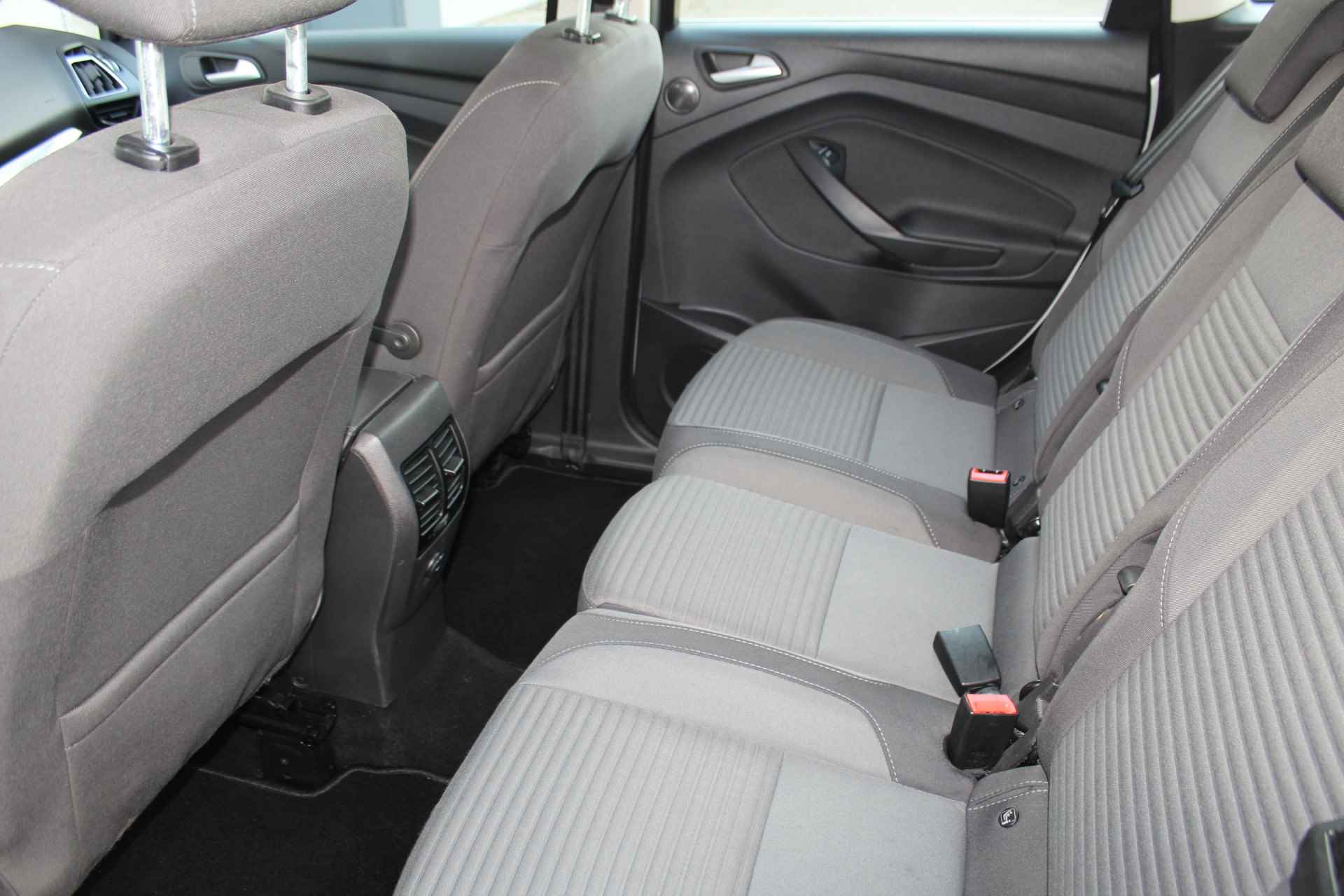 Ford C-MAX 1.0-125pk Titanium. Uiterst nette wagen, hoge/comfortabele in- en uitstap. Volautm. airco dual, cruise cntrl, trekhaak, metallic lak, parkeersensoren v+a etc.LM wielen, multi functioneel stuurwiel, verwarmd voorraam, inklapbare spiegels etc. - 36/43