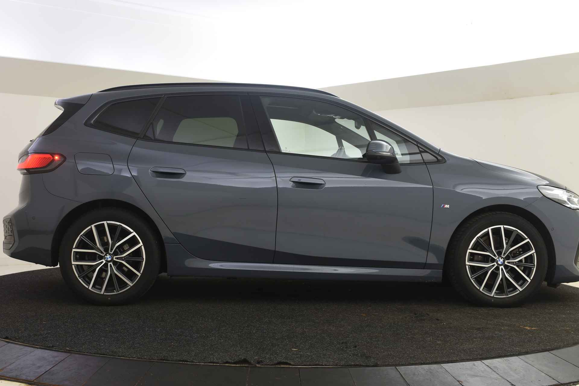 BMW 2 Serie Active Tourer 223i High Executive M Sport Automaat / Sportstoelen / Stoelverwarming / Parking Assistant Plus / Head-Up / Harman Kardon / Live Cockpit Professional - 12/48