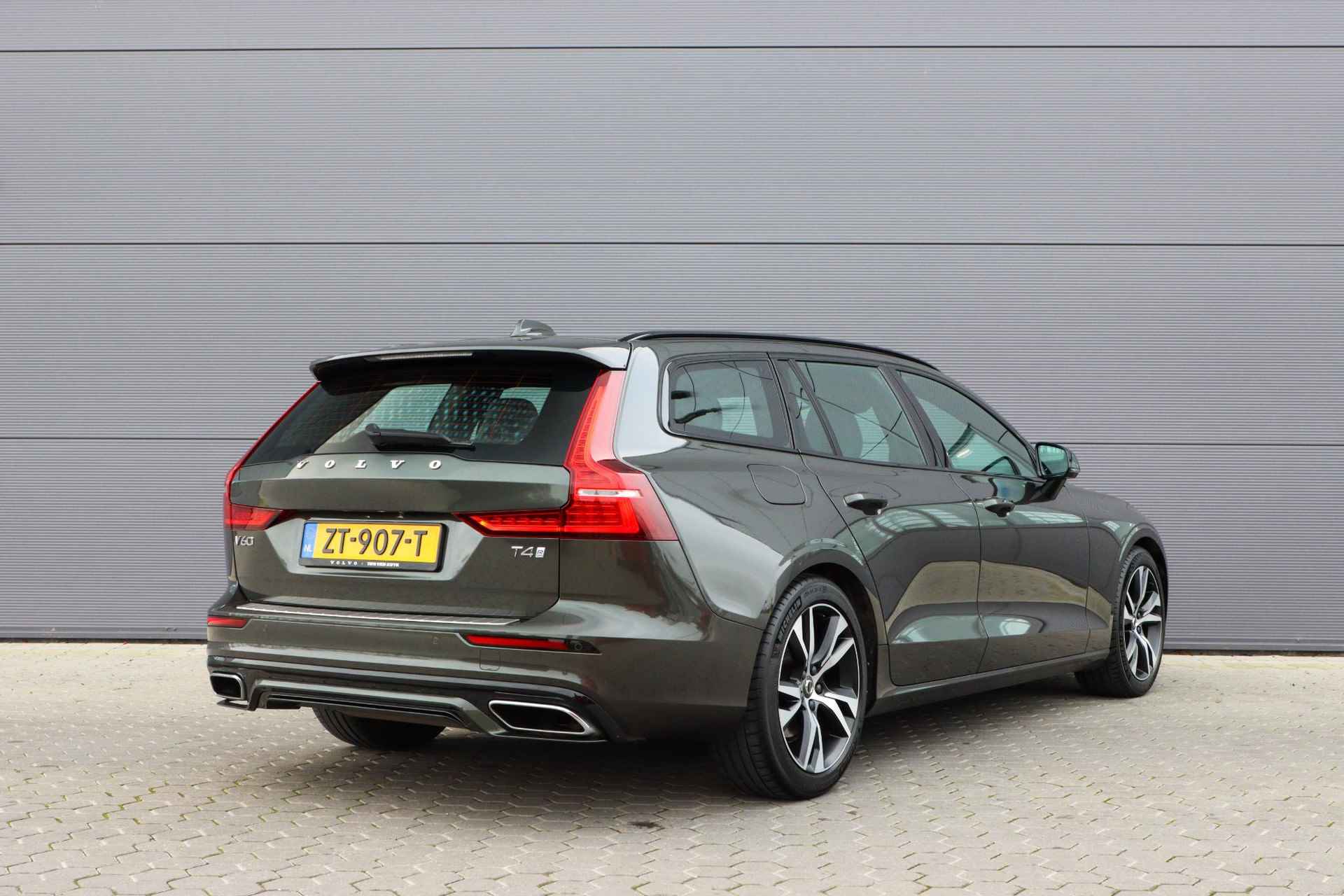 Volvo V60 2.0 T4 R-Design | Trekhaak | Rijklaarprijs - incl.garantie - 3/49