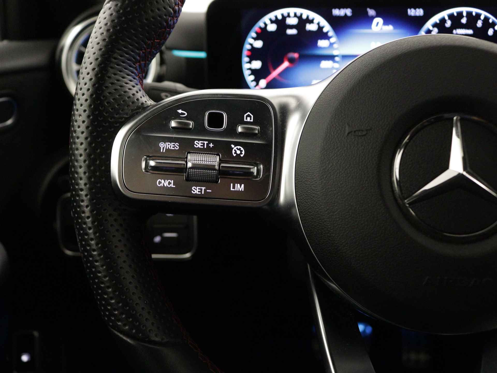 Mercedes-Benz A-Klasse 250 e Sedan AMG | AMG Styling | Inclusief 24 maanden Mercedes-Benz Certified garantie voor Europa. | - 21/43