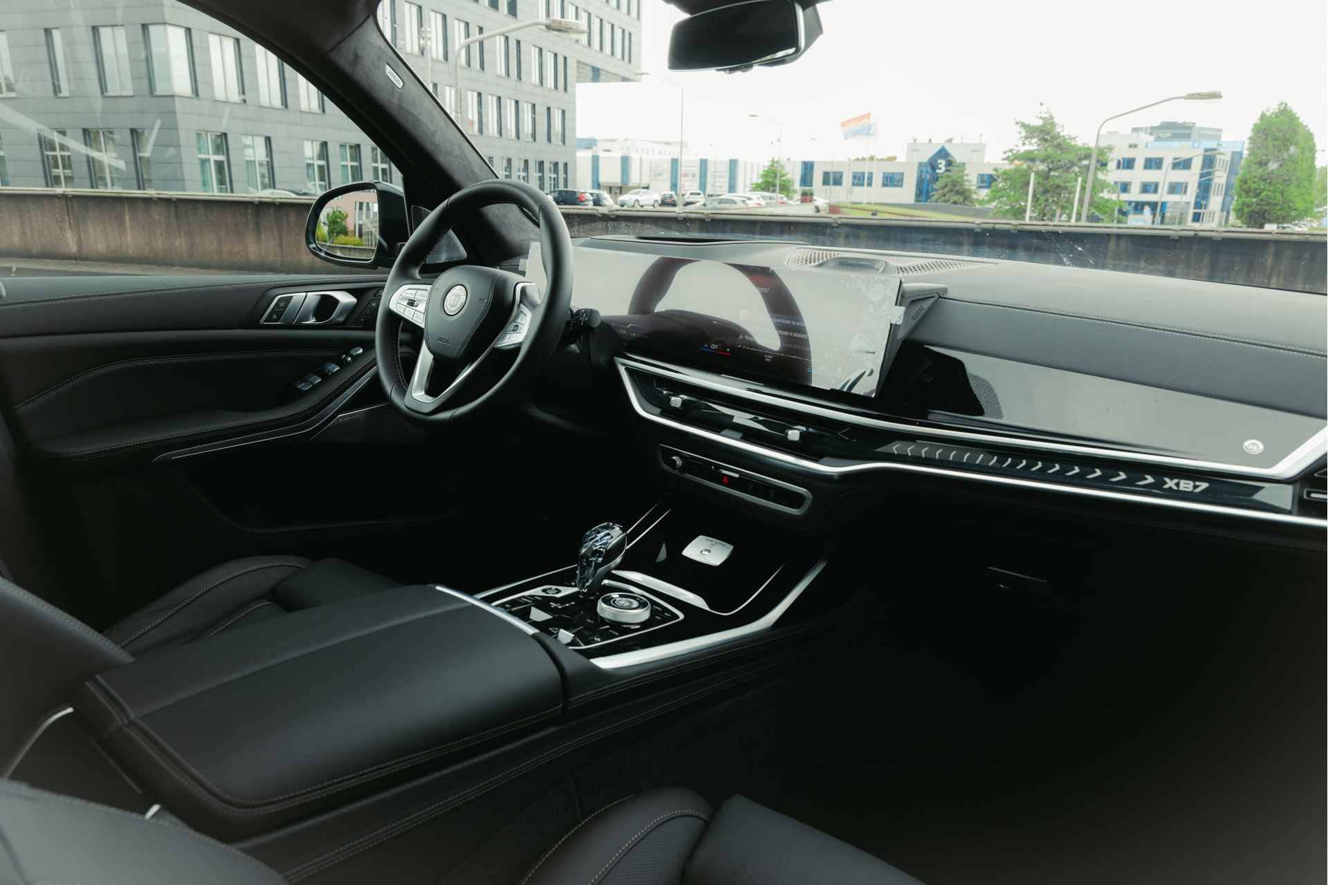 BMW Alpina XB7 / Bowers & Wilkins / 23 inch / Driving Assistant Professional / Panoramadak Sky Lounge /  Trekhaak / Soft-Close - 17/26