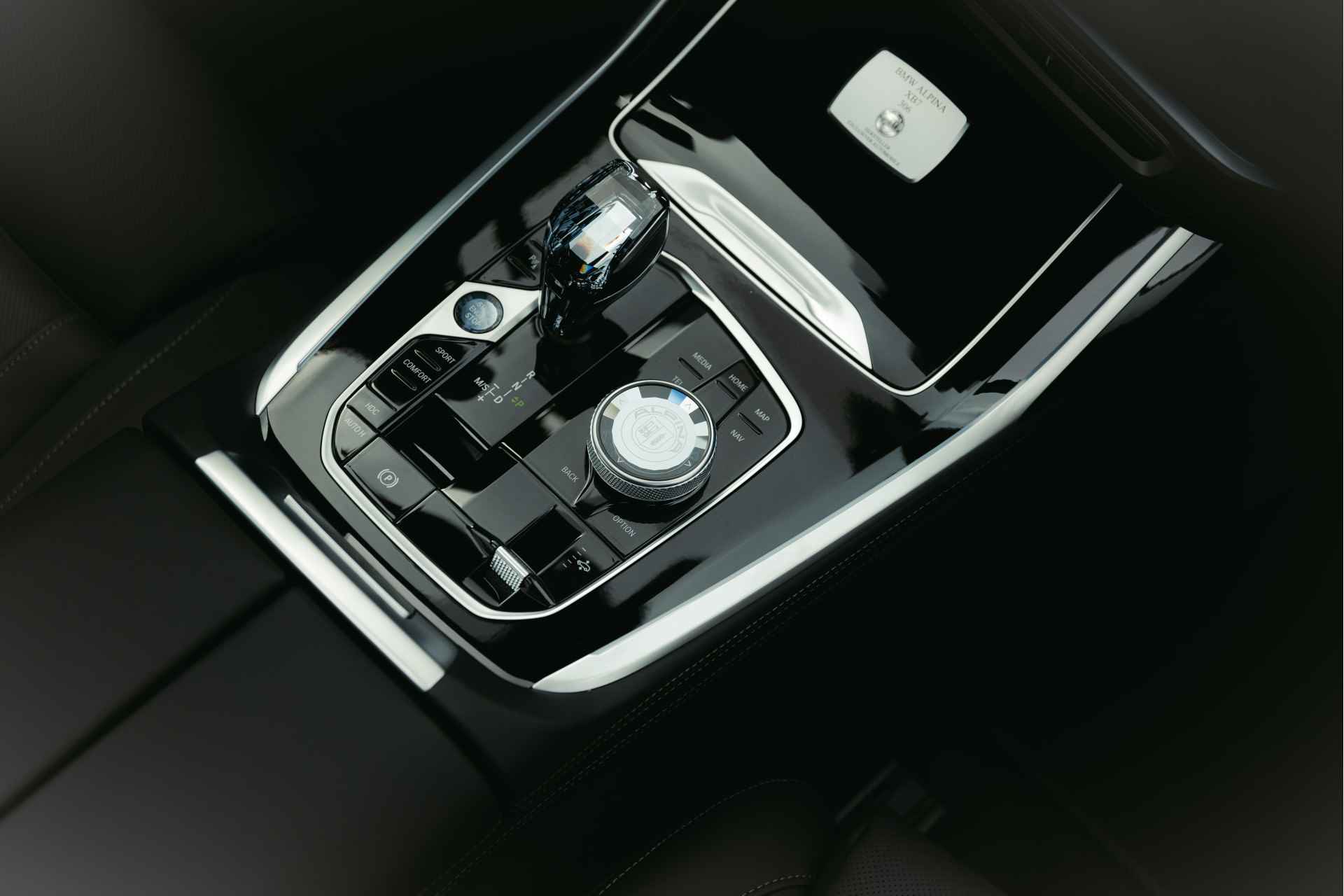 BMW Alpina XB7 / Bowers & Wilkins / 23 inch / Driving Assistant Professional / Panoramadak Sky Lounge /  Trekhaak / Soft-Close - 23/26