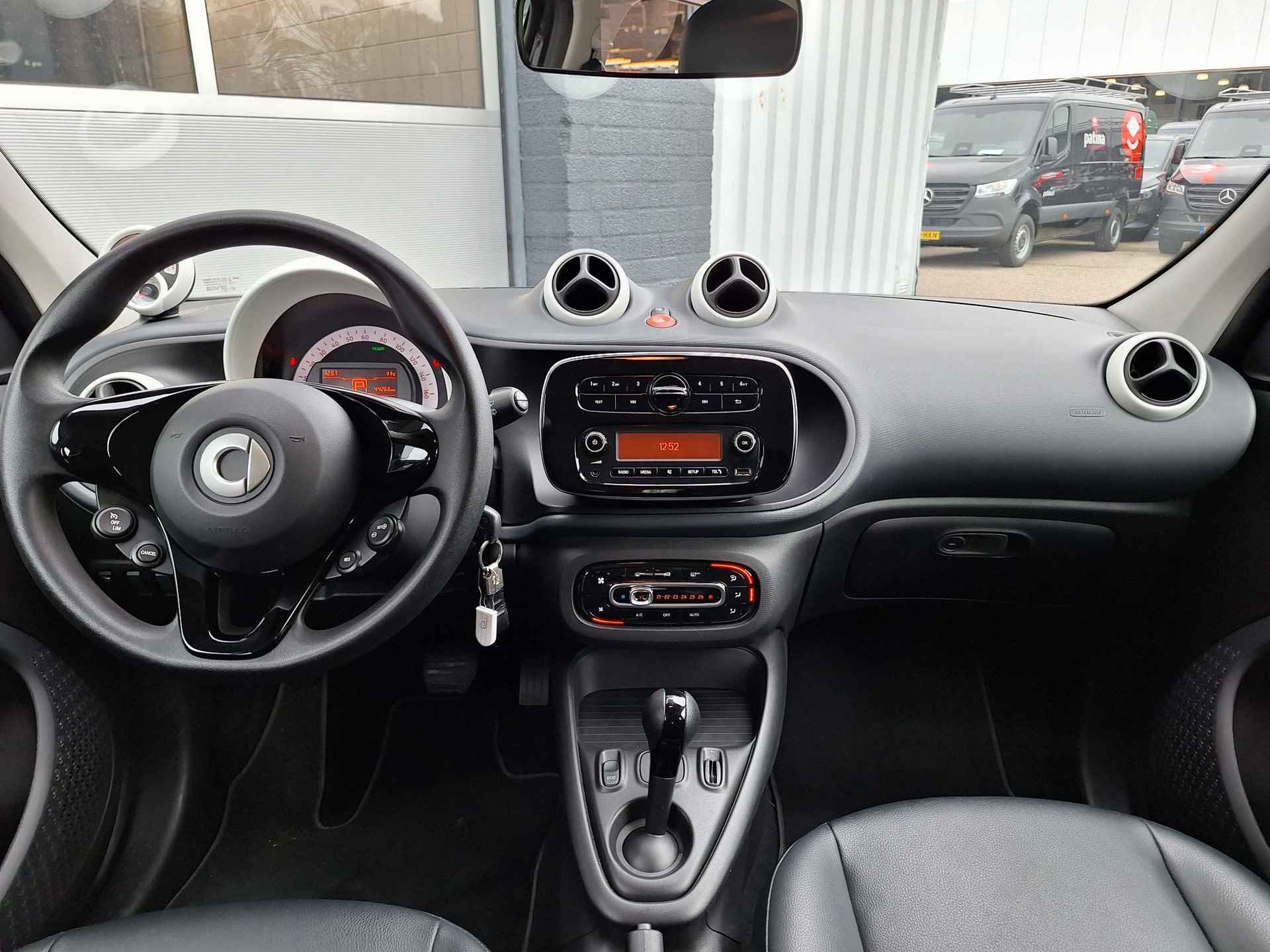 Smart Forfour EQ Essential | Cool & Audio pakket | Cruisecontrol |  Lichtmetalen velgen - 10/30