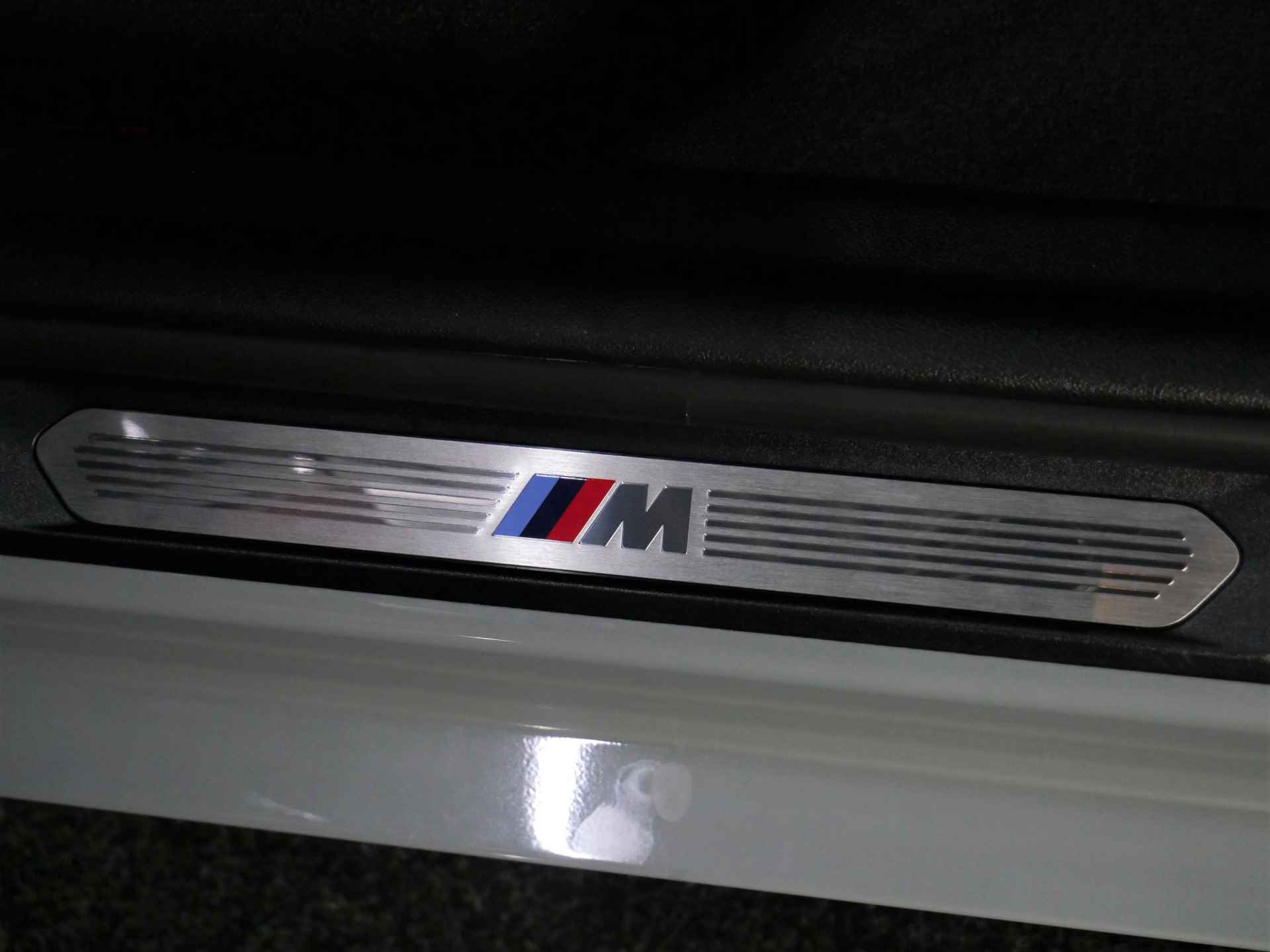 BMW X4 xDrive20i High Executive M Sport Automaat / BMW M 50 Jahre uitvoering / Trekhaak / Laserlight / Sportstoelen / M Sportonderstel / Comfort Access / Parking Assistant Plus - 13/32