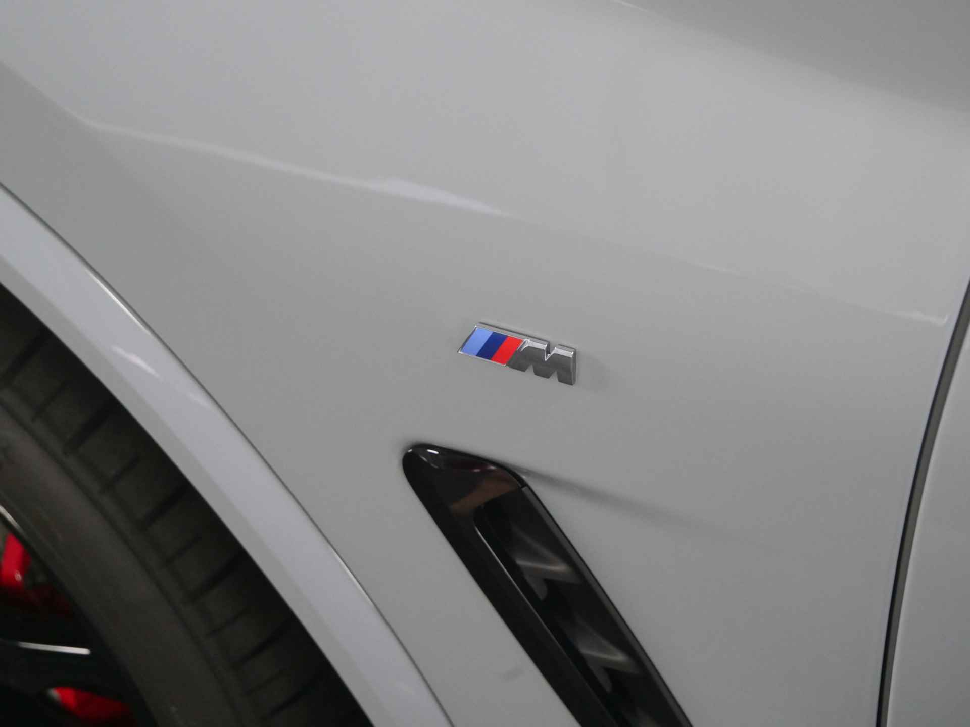 BMW X4 xDrive20i High Executive M Sport Automaat / BMW M 50 Jahre uitvoering / Trekhaak / Laserlight / Sportstoelen / M Sportonderstel / Comfort Access / Parking Assistant Plus - 23/32