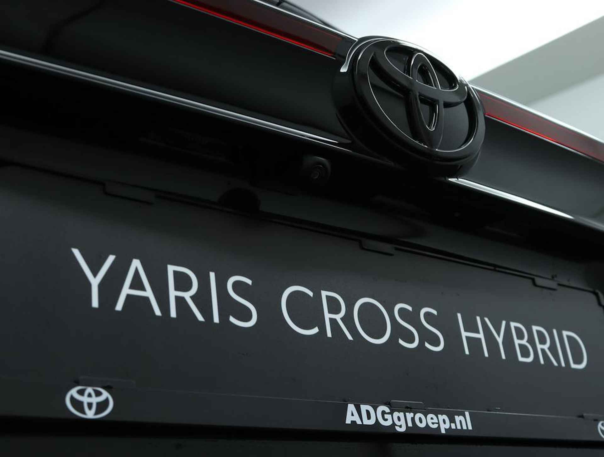 Toyota Yaris Cross 1.5 Hybrid 115 Black Edition | Stoelverwarming | Stuurwielverwarming | Parkeersensoren | Dode Hoek Detectie | Navigatie | Adaptive Cruise Control | Climate Control | All Season banden | - 38/45