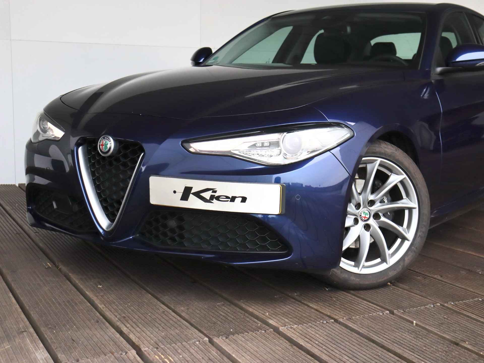 Alfa Romeo Giulia 2.0T Super | Veloce interieur | Stoel verwarming | Xenon | - 13/28