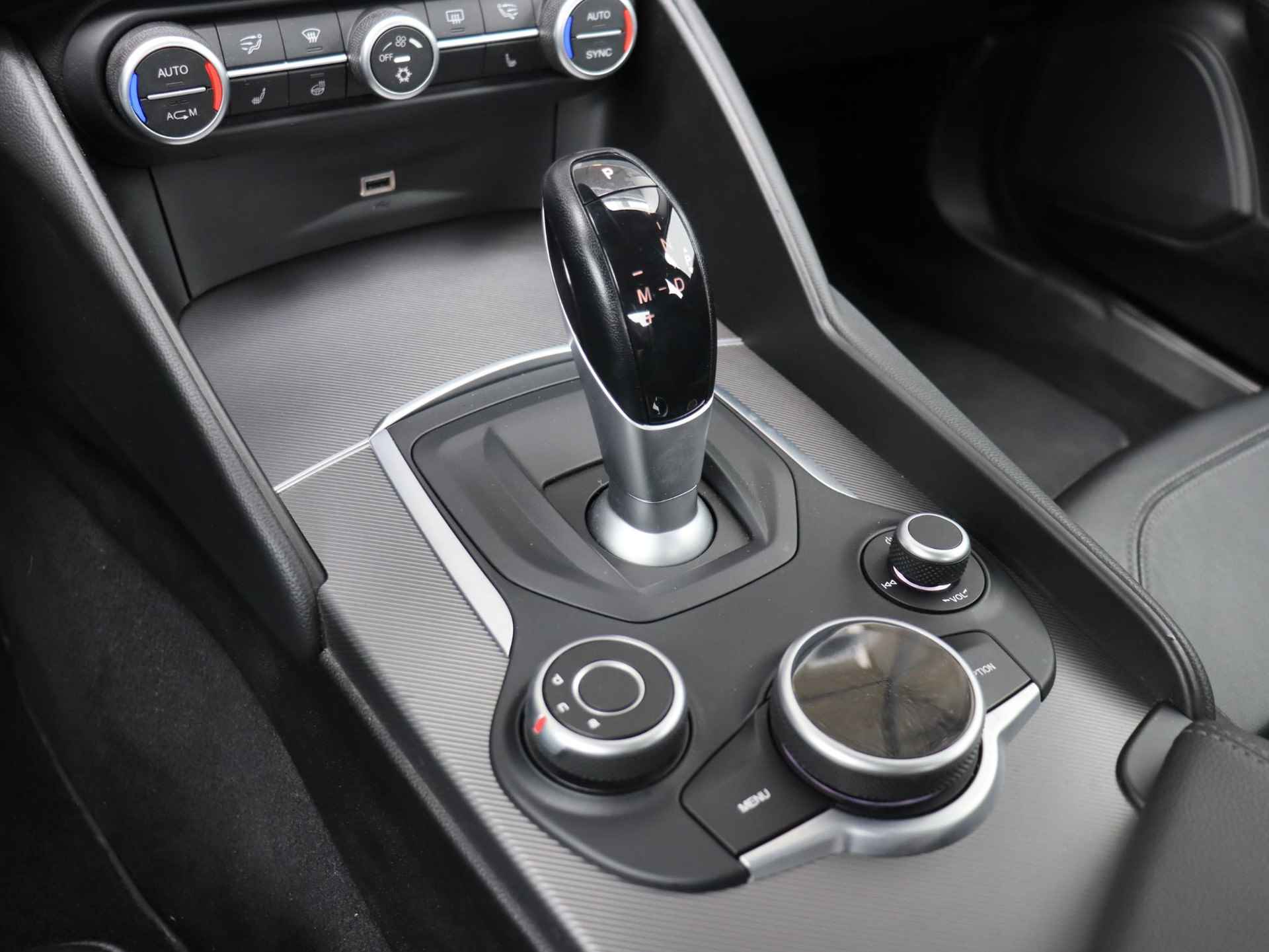 Alfa Romeo Giulia 2.0T Super | Veloce interieur | Stoel verwarming | Xenon | - 16/28