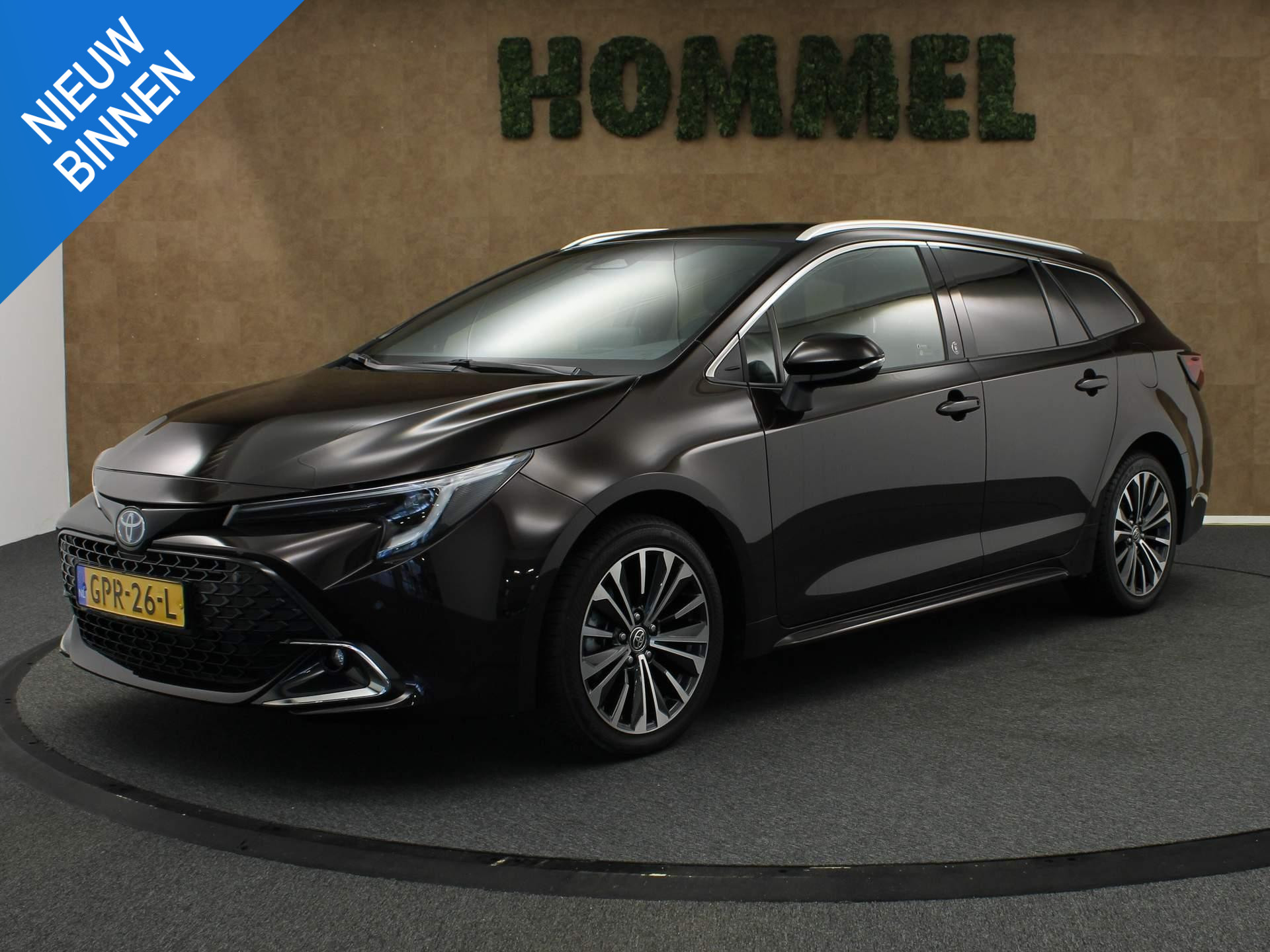 Toyota Corolla Touring Sports Hybrid 140 Business Plus - NAVIGATIE - PARKEERSENSOREN VOOR EN ACHTER - STOEL, STUUR EN VOORRUIT VERWARMING - DODEHOEK DETECTIE - CLIMATE CONTROL - DRAADLOZE OPLADER