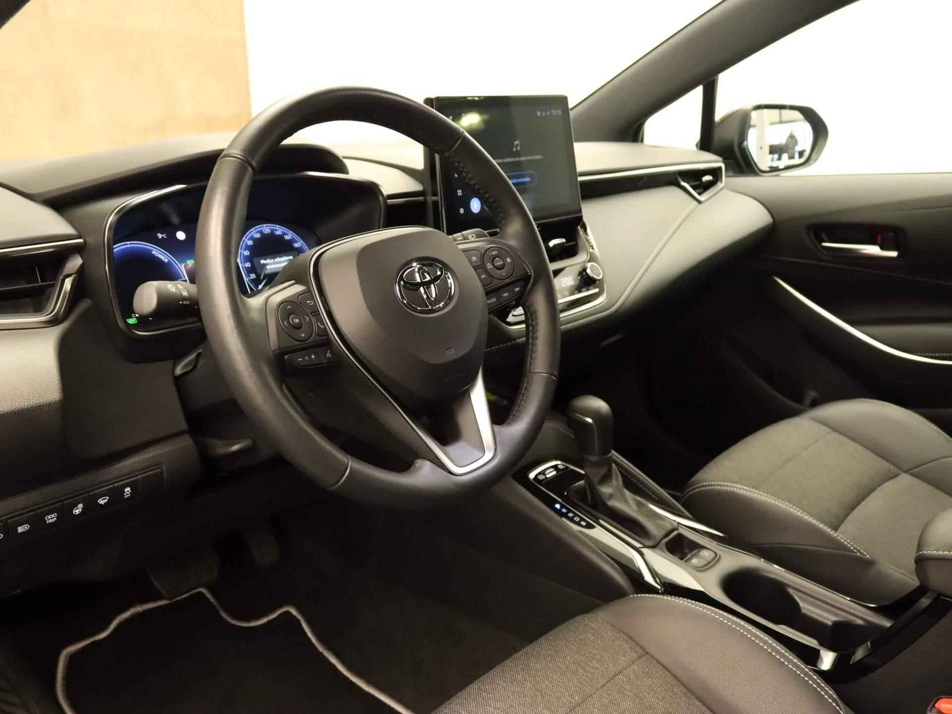 Toyota Corolla Touring Sports Hybrid 140 Business Plus - NAVIGATIE - PARKEERSENSOREN VOOR EN ACHTER - STOEL, STUUR EN VOORRUIT VERWARMING - DODEHOEK DETECTIE - CLIMATE CONTROL - DRAADLOZE OPLADER - 3/38