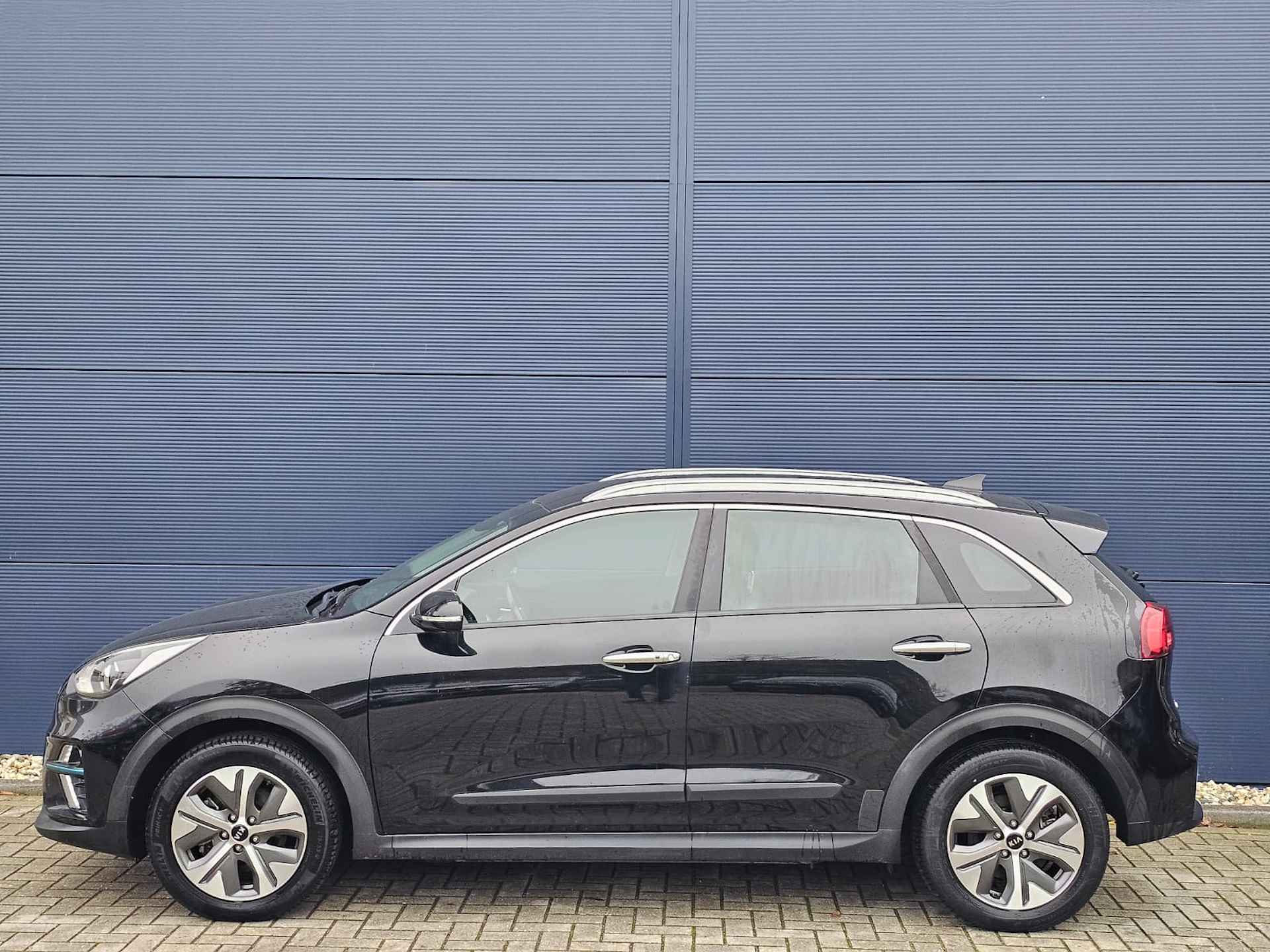 KIA e-Niro Elektrisch 204pk Aut ExecutiveLine | Adaptieve Cruise control | Navigatie | Schuif/Kantel dak | Sfeerverlichting | Climate Control | - 2/39