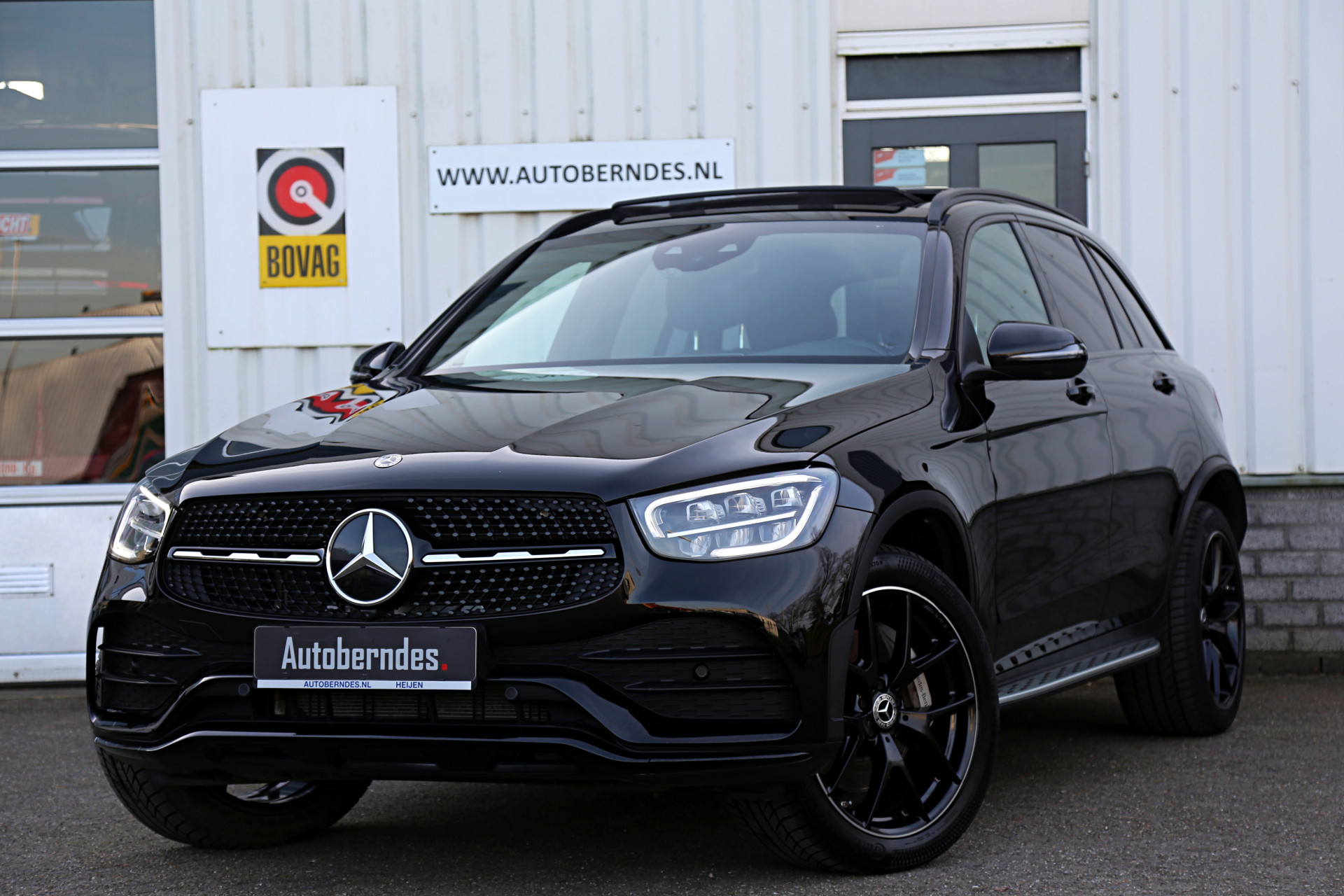 Mercedes-Benz GLC 300e 4MATIC AMG Plug in hybride PHEV*Perfect MB Onderh.*BTW*Pano/Sfeer/Night pakket/Treeplanken/Digi. Klokken/Stoelverw./Stoelko