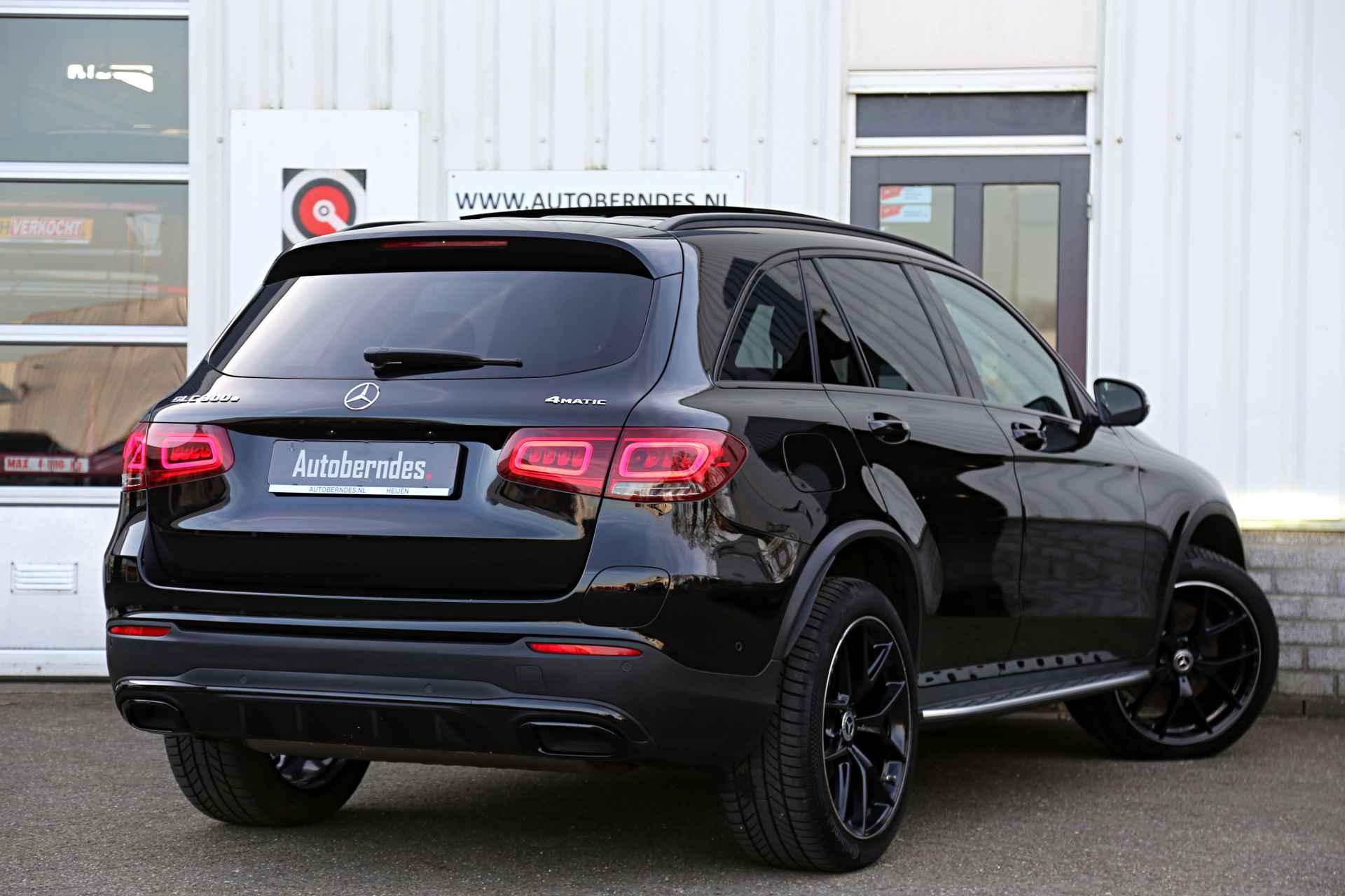 Mercedes-Benz GLC 300e 4MATIC AMG Plug in hybride PHEV*Perfect MB Onderh.*BTW*Pano/Sfeer/Night pakket/Treeplanken/Digi. Klokken/Stoelverw./Stoelko - 2/66