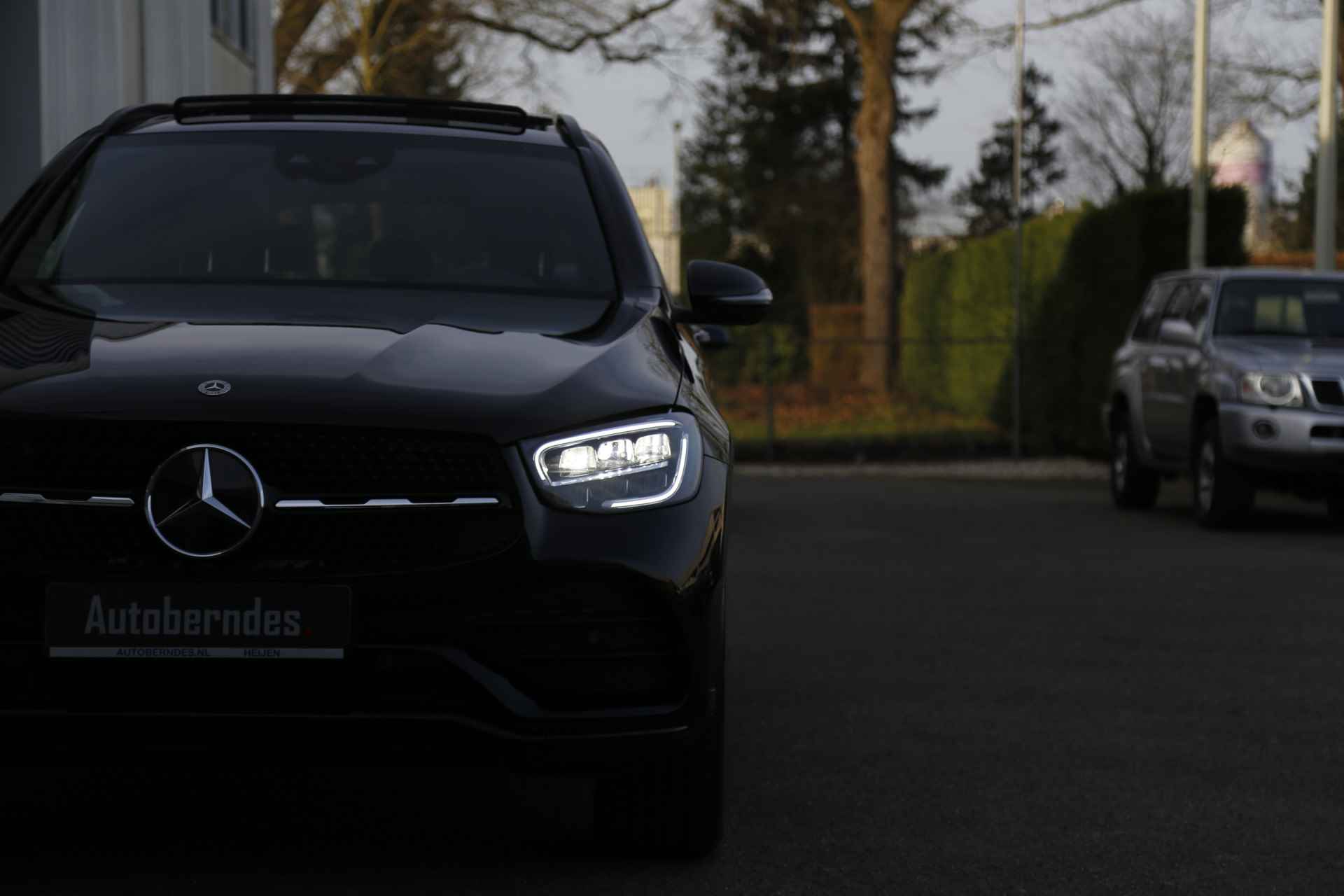 Mercedes-Benz GLC 300e 4MATIC AMG Plug in hybride PHEV*Perfect MB Onderh.*BTW*Pano/Sfeer/Night pakket/Treeplanken/Digi. Klokken/Stoelverw./Stoelko - 29/66