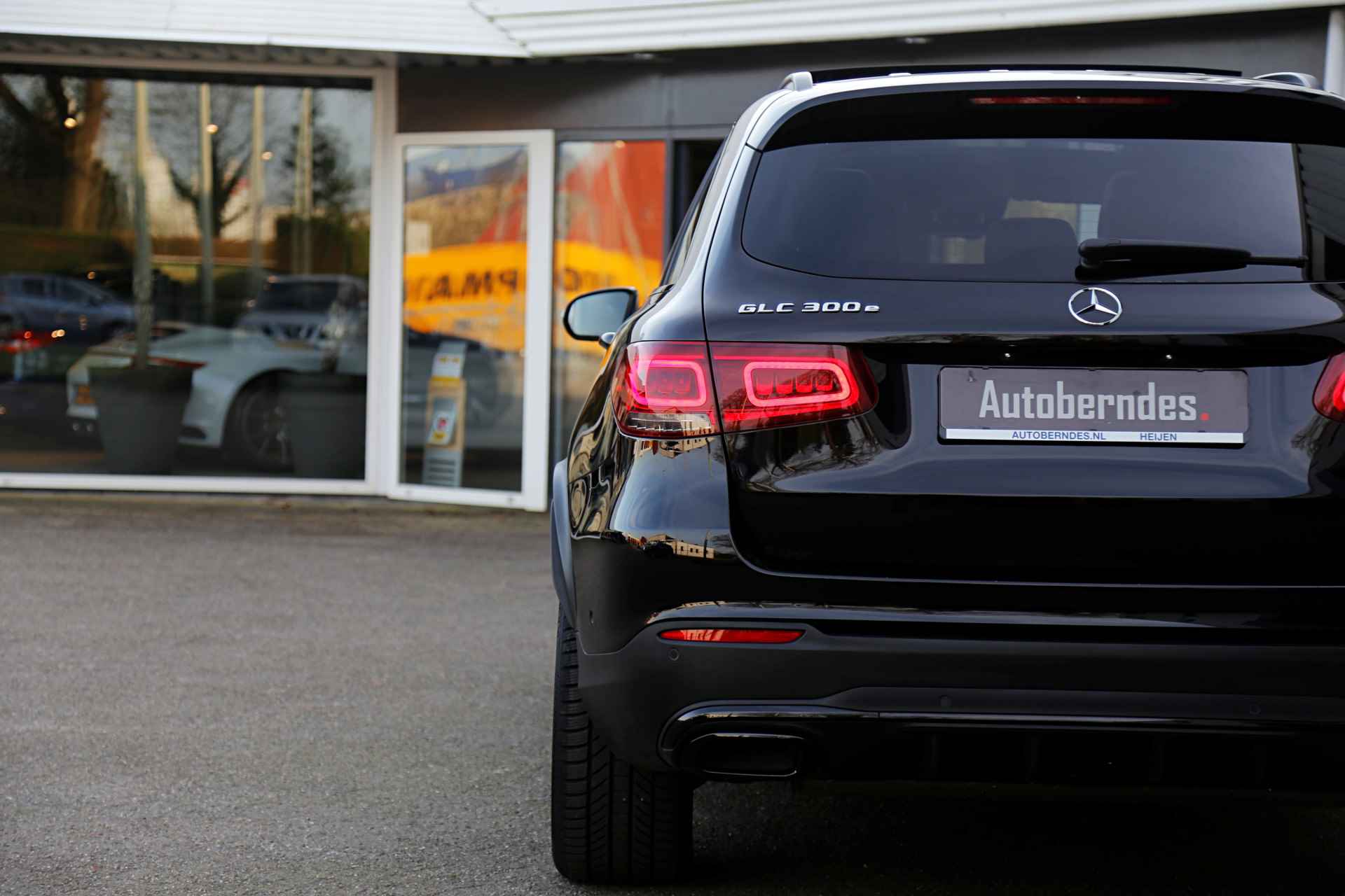 Mercedes-Benz GLC 300e 4MATIC AMG Plug in hybride PHEV*Perfect MB Onderh.*BTW*Pano/Sfeer/Night pakket/Treeplanken/Digi. Klokken/Stoelverw./Stoelko - 32/66