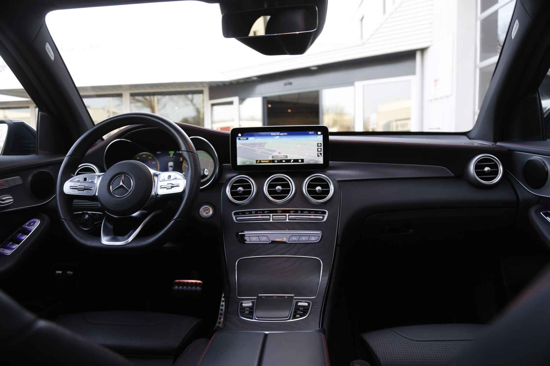 Mercedes-Benz GLC 300e 4MATIC AMG Plug in hybride PHEV*Perfect MB Onderh.*BTW*Pano/Sfeer/Night pakket/Treeplanken/Digi. Klokken/Stoelverw./Stoelko - 51/66