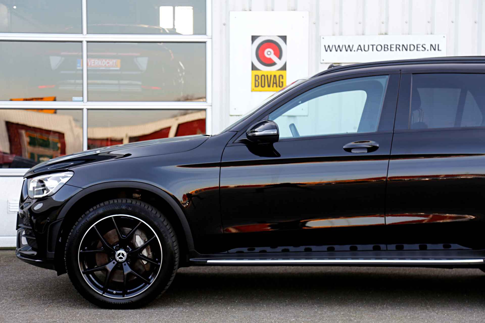 Mercedes-Benz GLC 300e 4MATIC AMG Plug in hybride PHEV*Perfect MB Onderh.*BTW*Pano/Sfeer/Night pakket/Treeplanken/Digi. Klokken/Stoelverw./Stoelko - 54/66