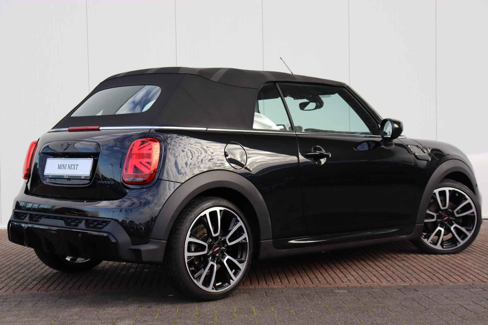 Mini Mini Cabrio 1.5 Cooper JCW Pakket / Harman Kardon / Head Up Display / Adaptief Onderstel / JCW Stoelen / - 7/30