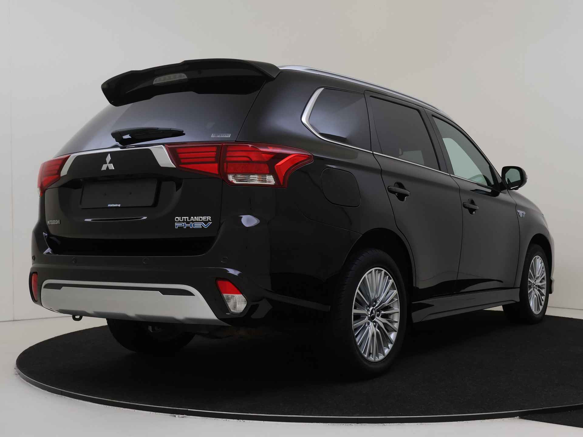 Mitsubishi Outlander 2.4 PHEV Instyle 224 pk Automaat | Schuifdak | Leder | Navigatie by App - 10/39