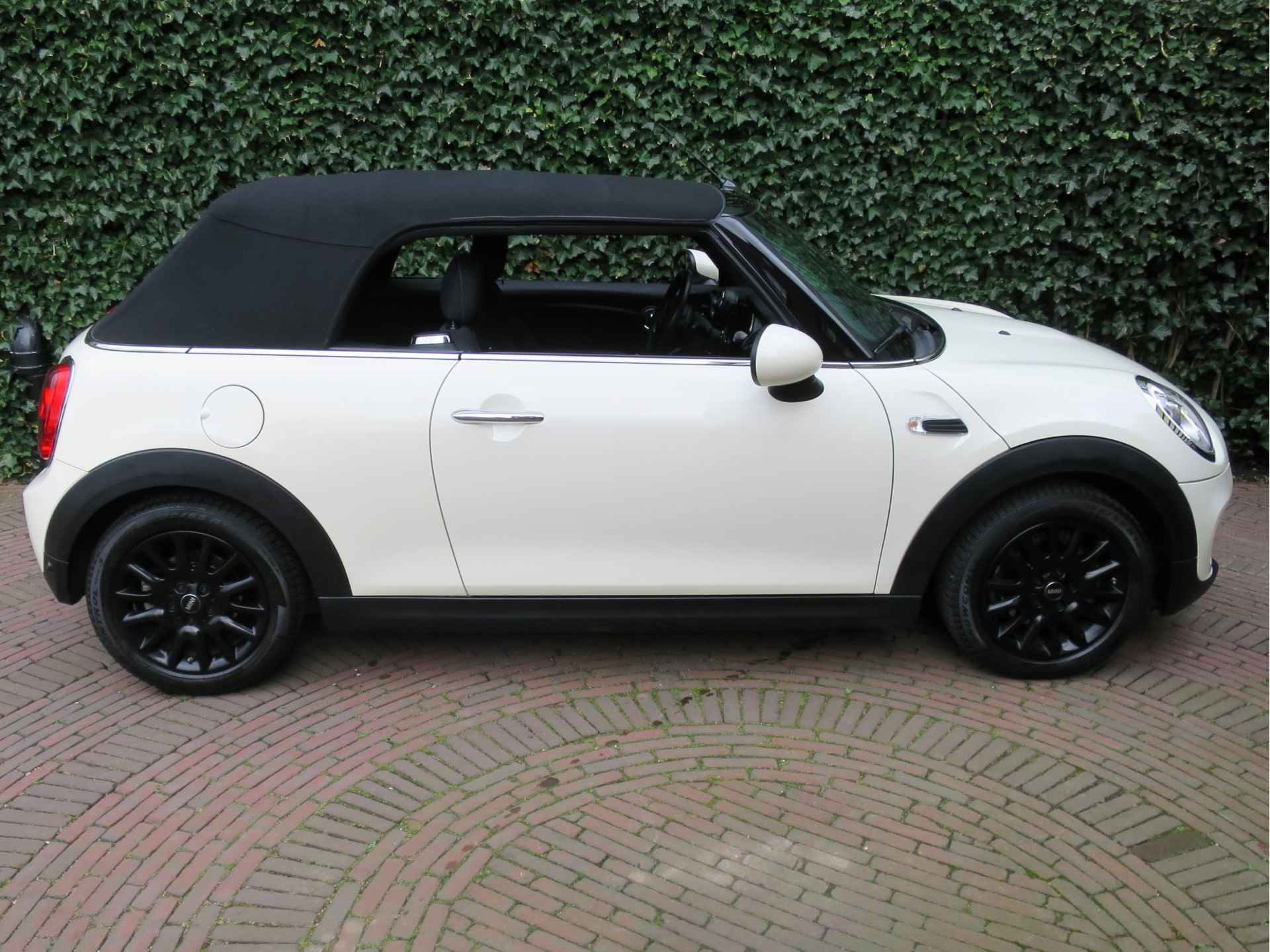 MINI Cabrio 1.5 Cooper F57 van 1ste eig, LED, PDC, Airco, Stoelverw en 16" - 53/55