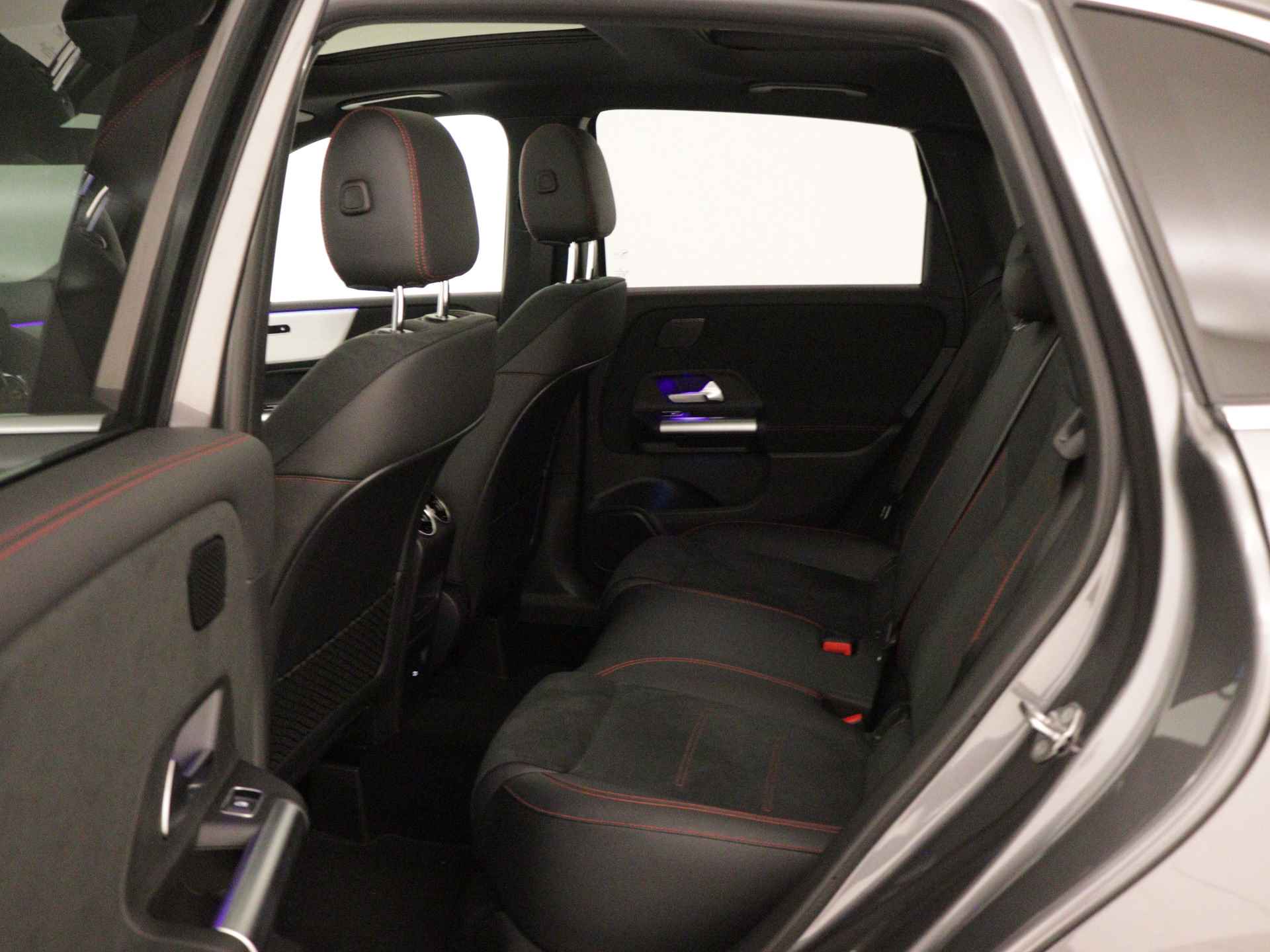 Mercedes-Benz B-Klasse 180 AMG Face Lift | Smartphone integratiepakket | Panorama-schuifdak | Parkeerpakket | EASY PACK achterklep | USB-pakket plus | Dodehoekassistent | - 17/35