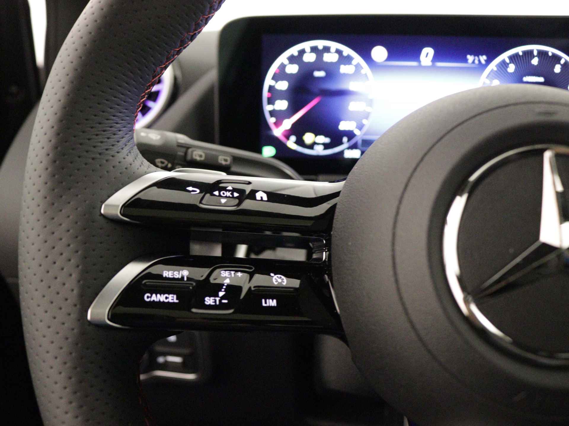 Mercedes-Benz B-Klasse 180 AMG Face Lift | Smartphone integratiepakket | Panorama-schuifdak | Parkeerpakket | EASY PACK achterklep | USB-pakket plus | Dodehoekassistent | - 18/35