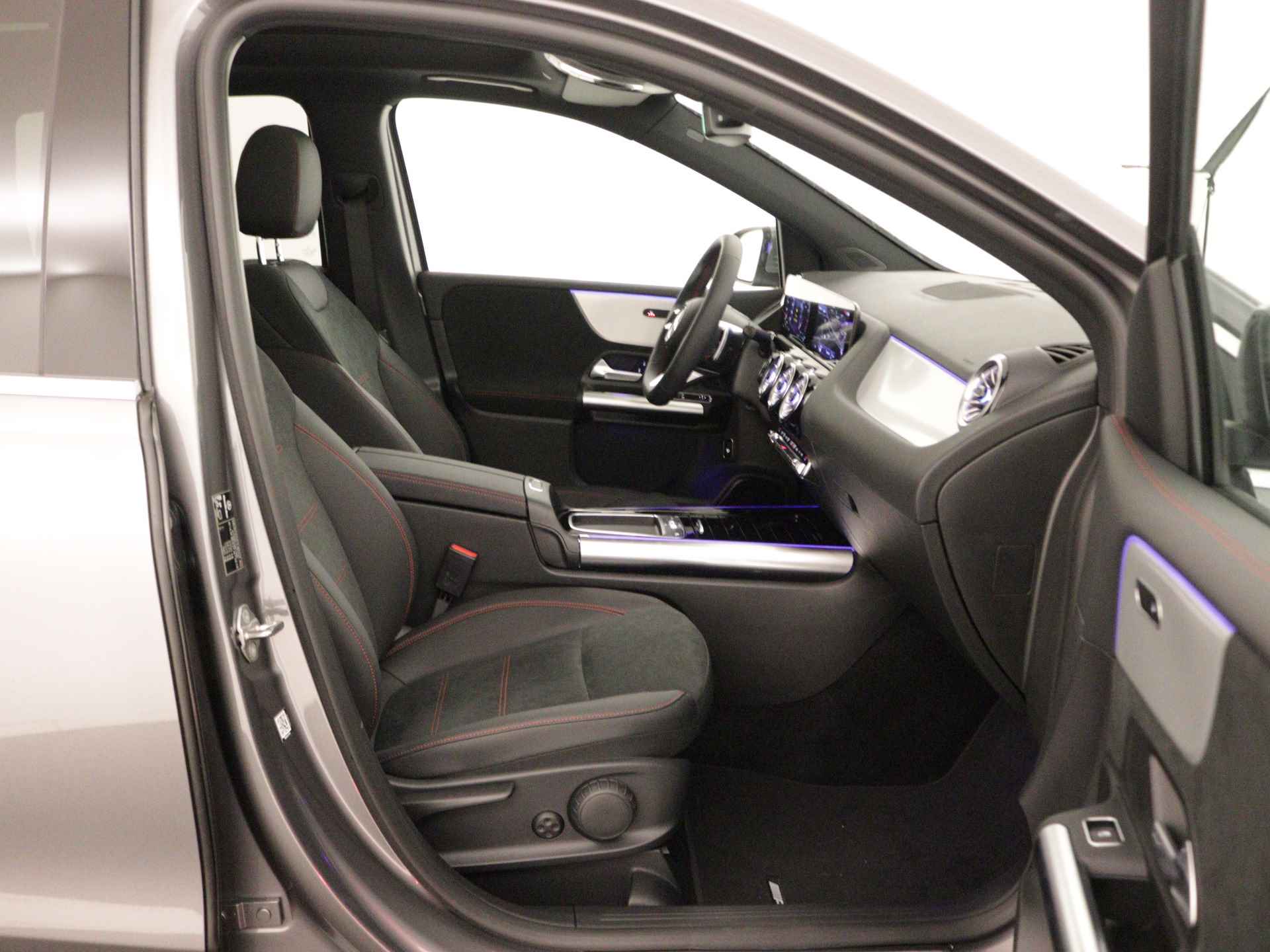 Mercedes-Benz B-Klasse 180 AMG Face Lift | Smartphone integratiepakket | Panorama-schuifdak | Parkeerpakket | EASY PACK achterklep | USB-pakket plus | Dodehoekassistent | - 25/35